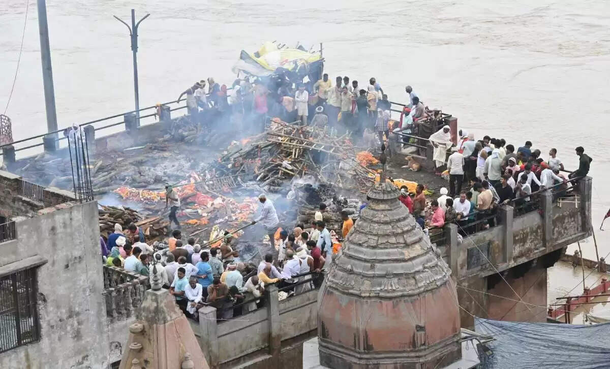 वाराणसी। पतितपावनी मां गंगा काशी में इस समय अपने रौद्र रूप में हैं। बनारस में गंगा का जलस्तर खतरे के निशान से ऊपर पहुंच चुका है। इसके चलते वरूणा भी उफान पर है। शहर के कई इलाके और गांव बाढ़ की चपेट में आ चुके हैं। सड़कें और गलियों में गाड़ी-मोटर की जगह नावें दौड़ रही हैं। वहीं हजारों लोग घर छोड़कर पलायन को विवश हो गए हैं। तस्वीरों में देखिये बनारस में बाढ़ के हालात.....।