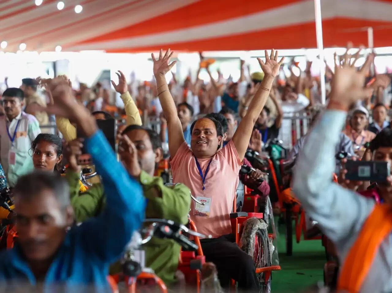 दिव्यांगजनों एवं वृद्धों के चेहरे पर आई मुस्कान 