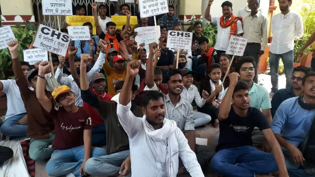 BHU Students are protesting at the central office 