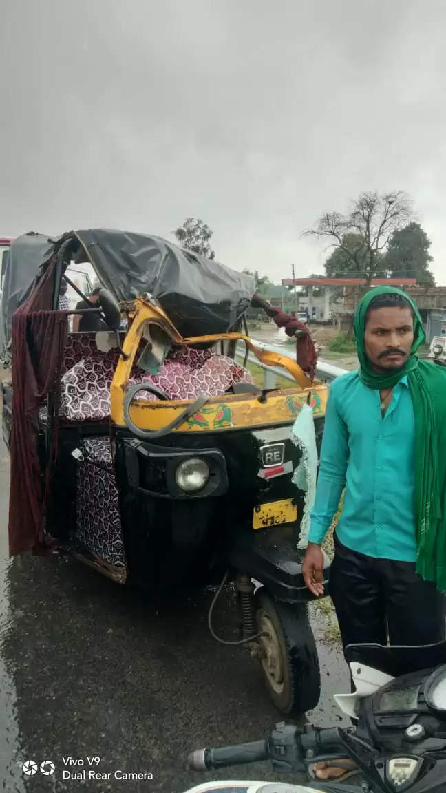 चंदौली : ओवरटेक करने के चक्कर में ट्रैक्टर-ट्रॉली से टकराया ऑटो, एक की मौत, तीन घायल 