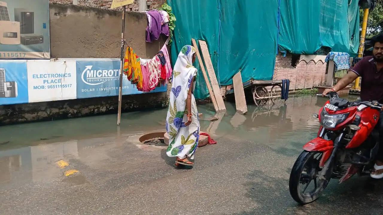 पद्मश्री चौराहे के पास कई दिनों से जलभराव, सड़क पर सीवर का पानी; दुर्गंध से राहगीर परेशान