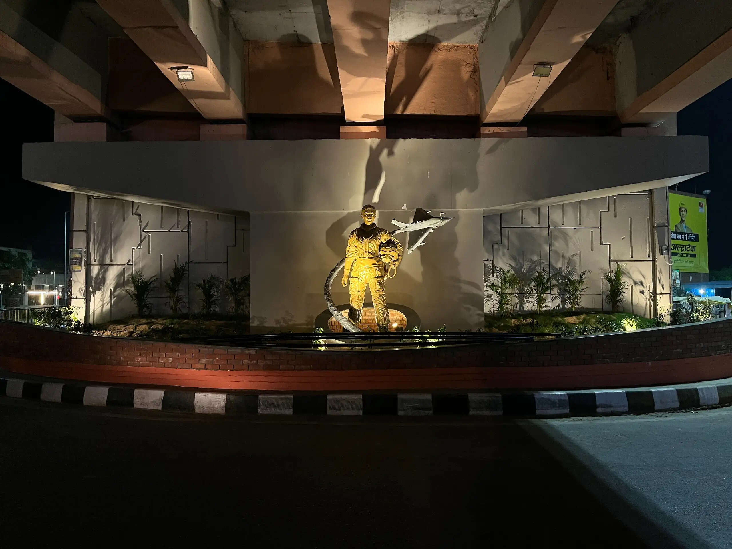 वाराणसी के चौक-चौराहों पर उभर रही है कला की चमक, विरासत से जुड़ रही है पहचान