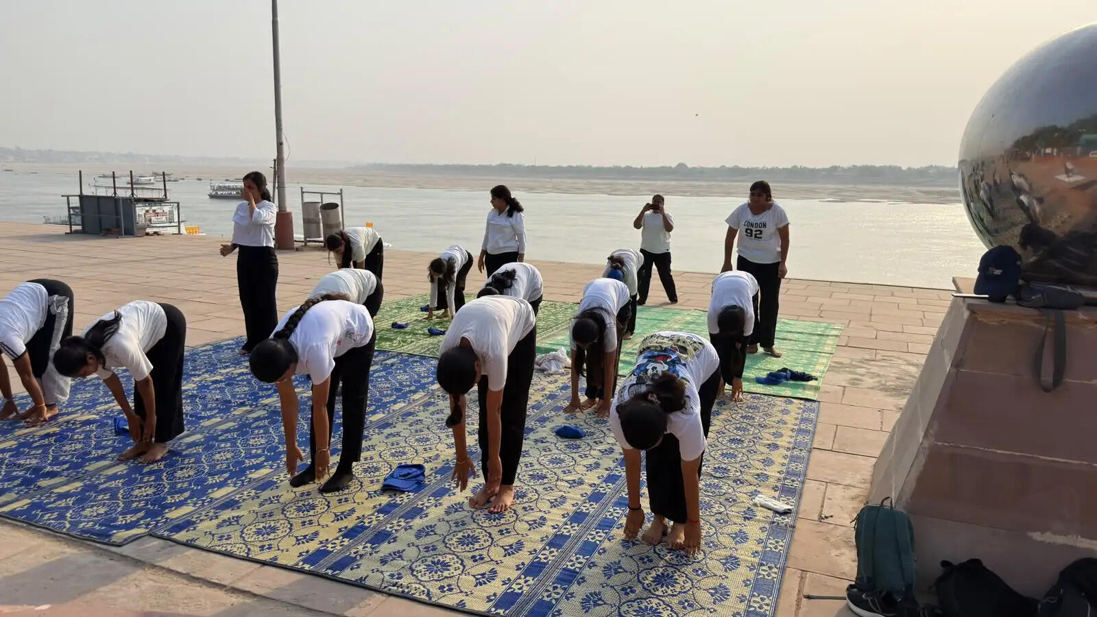 रविदास घाट पर सनबीम कॉलेज की स्वयंसेविकाओं ने किया योगाभ्यास, स्वस्थ जीवनशैली अपनाने का लिया संकल्प