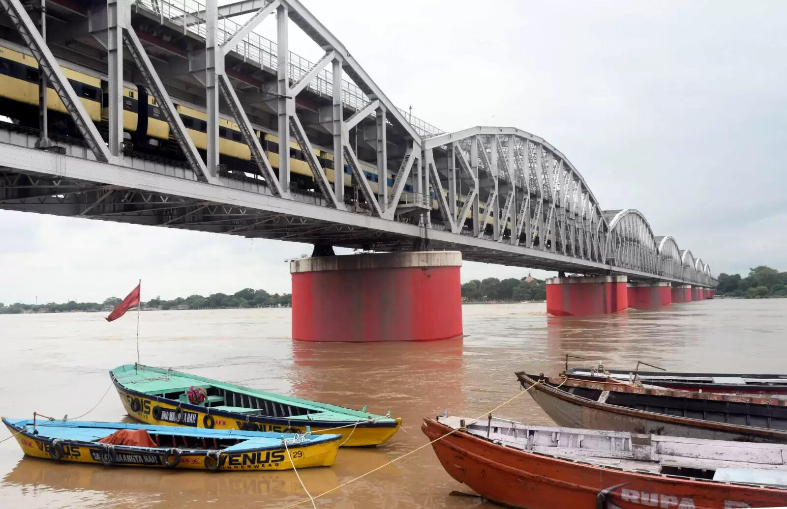 वाराणसी। पतितपावनी मां गंगा काशी में इस समय अपने रौद्र रूप में हैं। बनारस में गंगा का जलस्तर खतरे के निशान से ऊपर पहुंच चुका है। इसके चलते वरूणा भी उफान पर है। शहर के कई इलाके और गांव बाढ़ की चपेट में आ चुके हैं। सड़कें और गलियों में गाड़ी-मोटर की जगह नावें दौड़ रही हैं। वहीं हजारों लोग घर छोड़कर पलायन को विवश हो गए हैं। तस्वीरों में देखिये बनारस में बाढ़ के हालात.....।