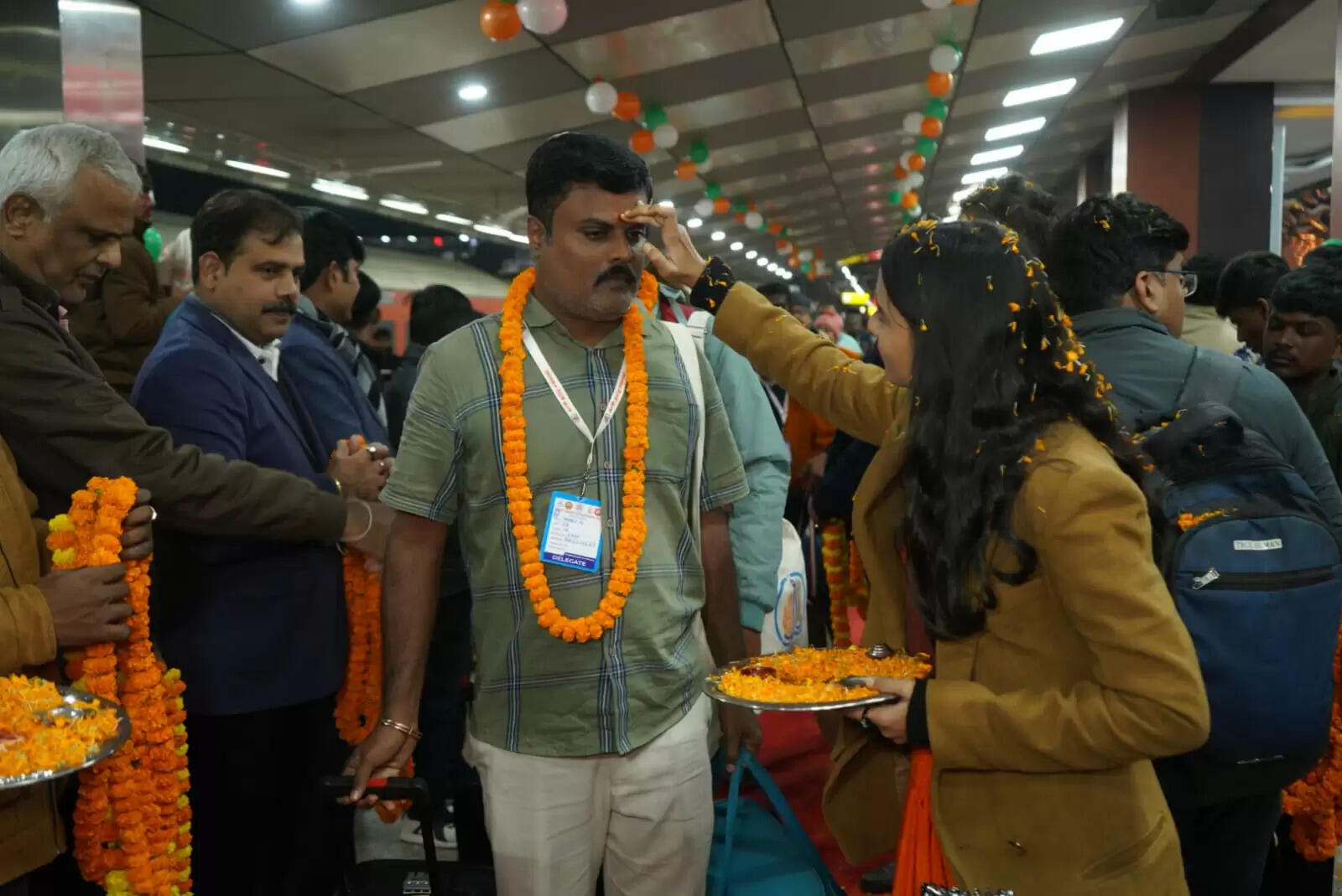  काशी तमिल संगमम् 4.0 : तमिलनाडु से पांचवां दल काशी पहुंचा, डमरू वादन और पुष्पवर्षा से हुआ भव्य स्वागत