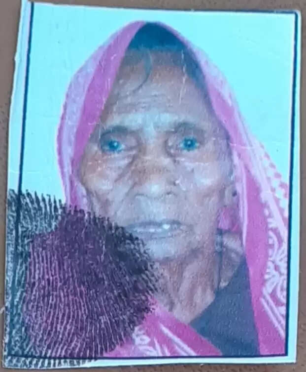 बराईं गांव में पक्के मकान का बारजा गिरने से वृद्ध महिला की मौत, दो पोतियां घायल