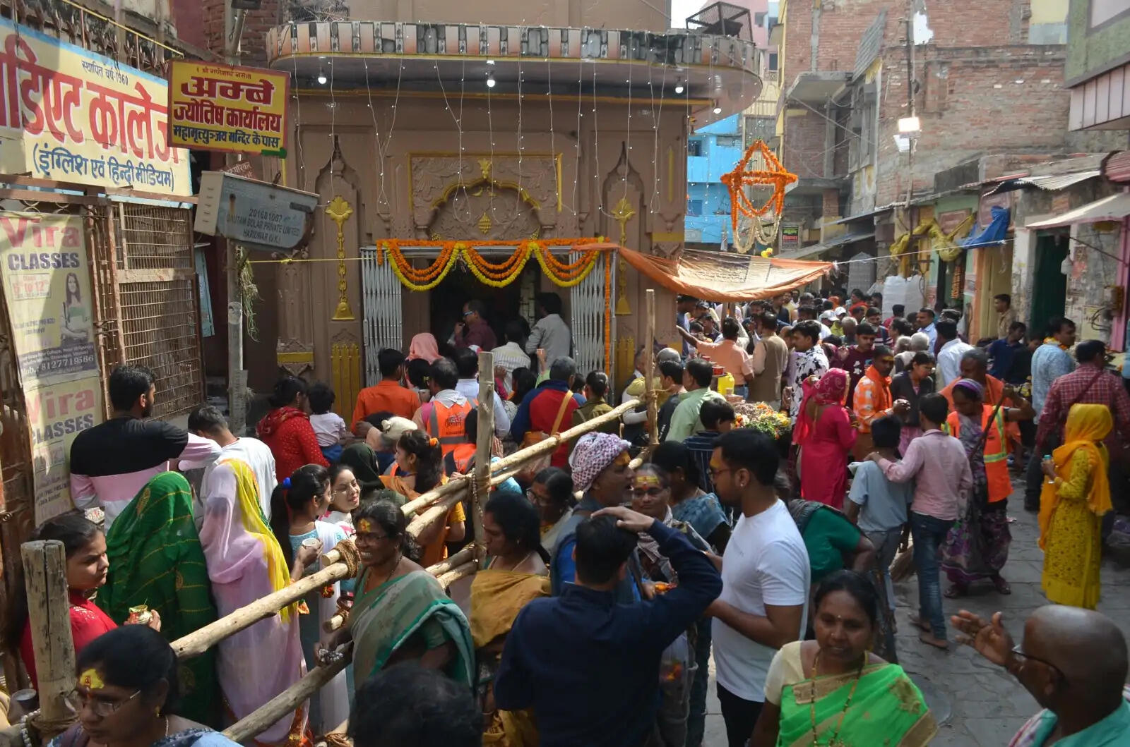 बाबा मृत्युंजय महादेव में जलाभिषेक के लिए लगी लाइन