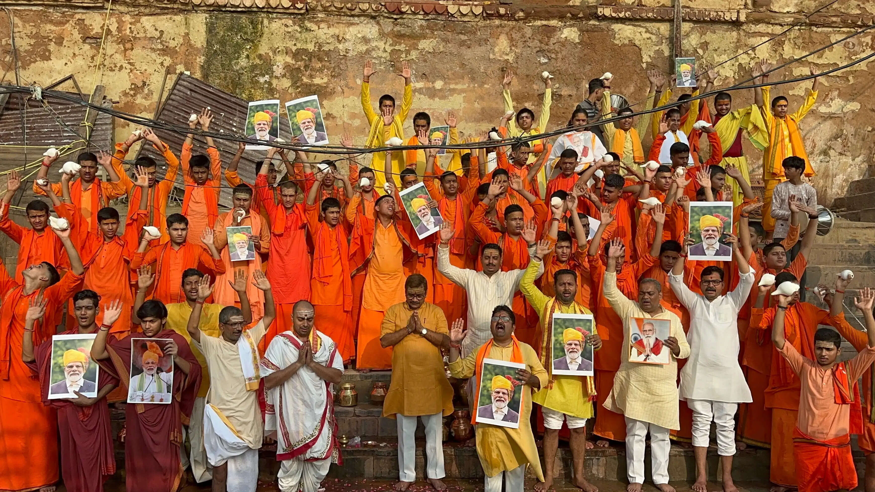 &nbsp;  पीएम मोदी के 76वें जन्मदिन पर काशी में 76 बटुकों ने किया मां गंगा का दुग्धाभिषेक, दीर्घायु की हुई कामना