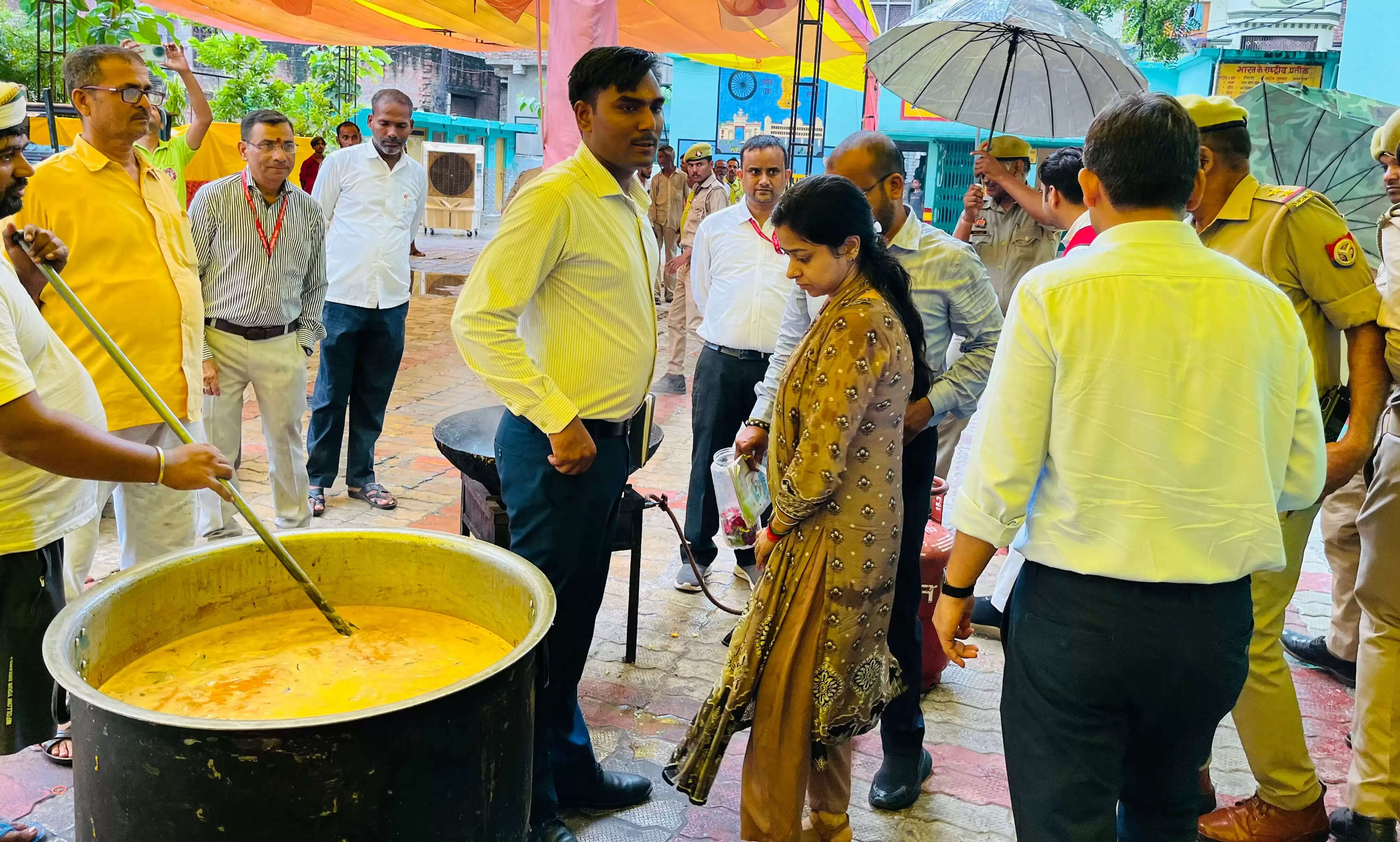 वाराणसी : डीएम ने बाढ़ प्रभावित इलाकों का लिया जायजा, राहत शिविरों को पूरी क्षमता से संचालित करने के दिए निर्देश