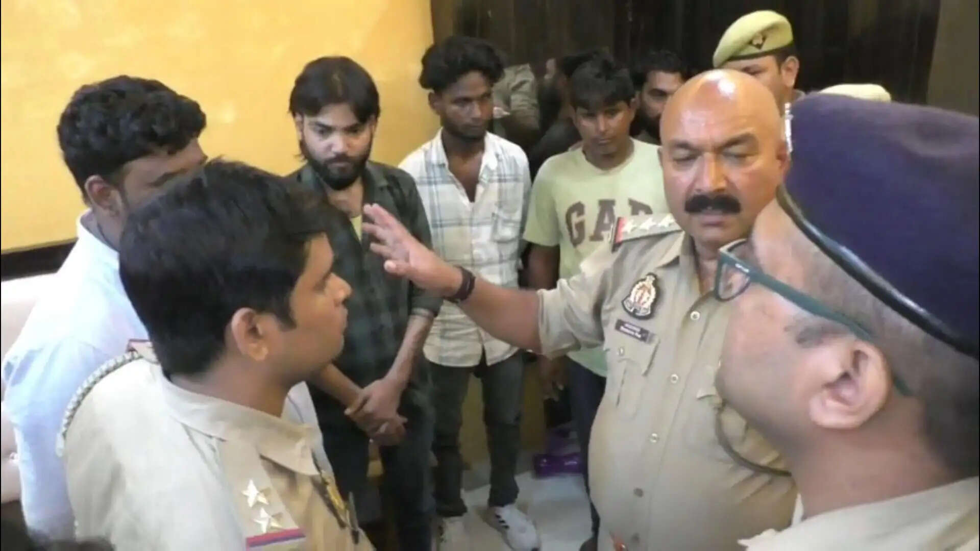 वाराणसी के होटल में सेक्स रैकेट का भंडाफोड़ | 5 युवतियां और 2 संचालक गिरफ्तार
