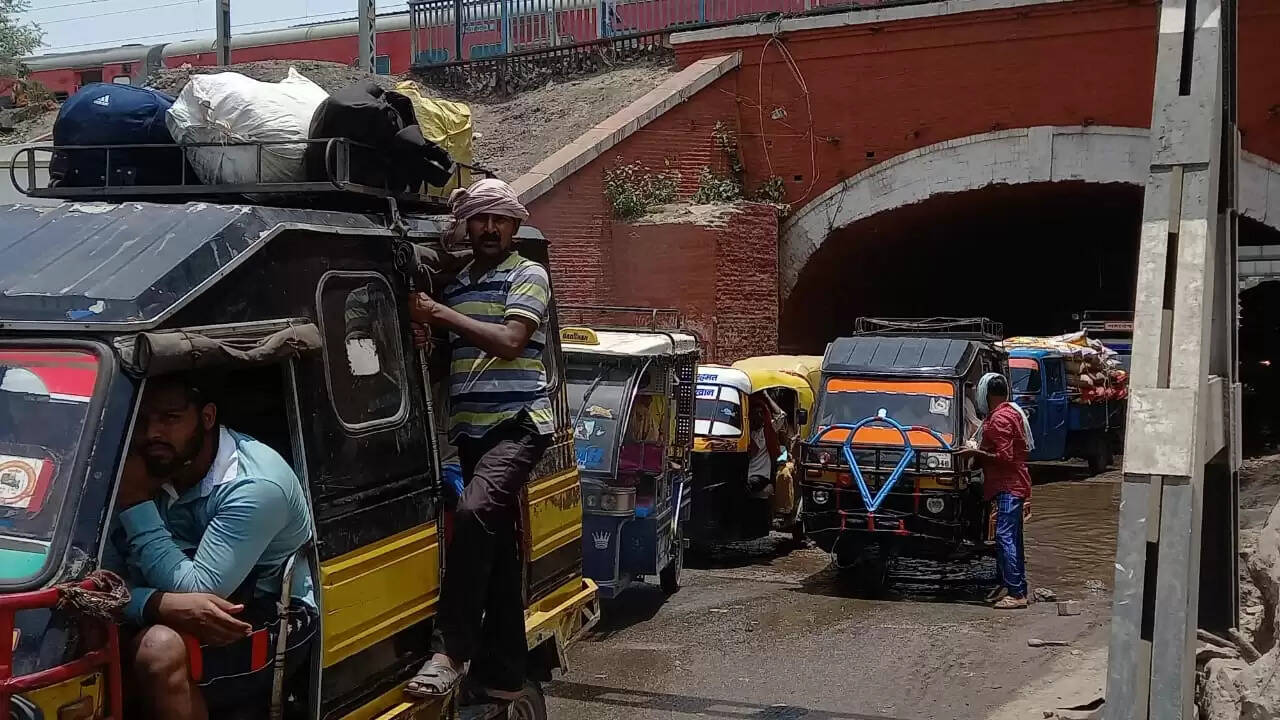 Heavy jam at Varanasi Bhadau octroi dot bridge