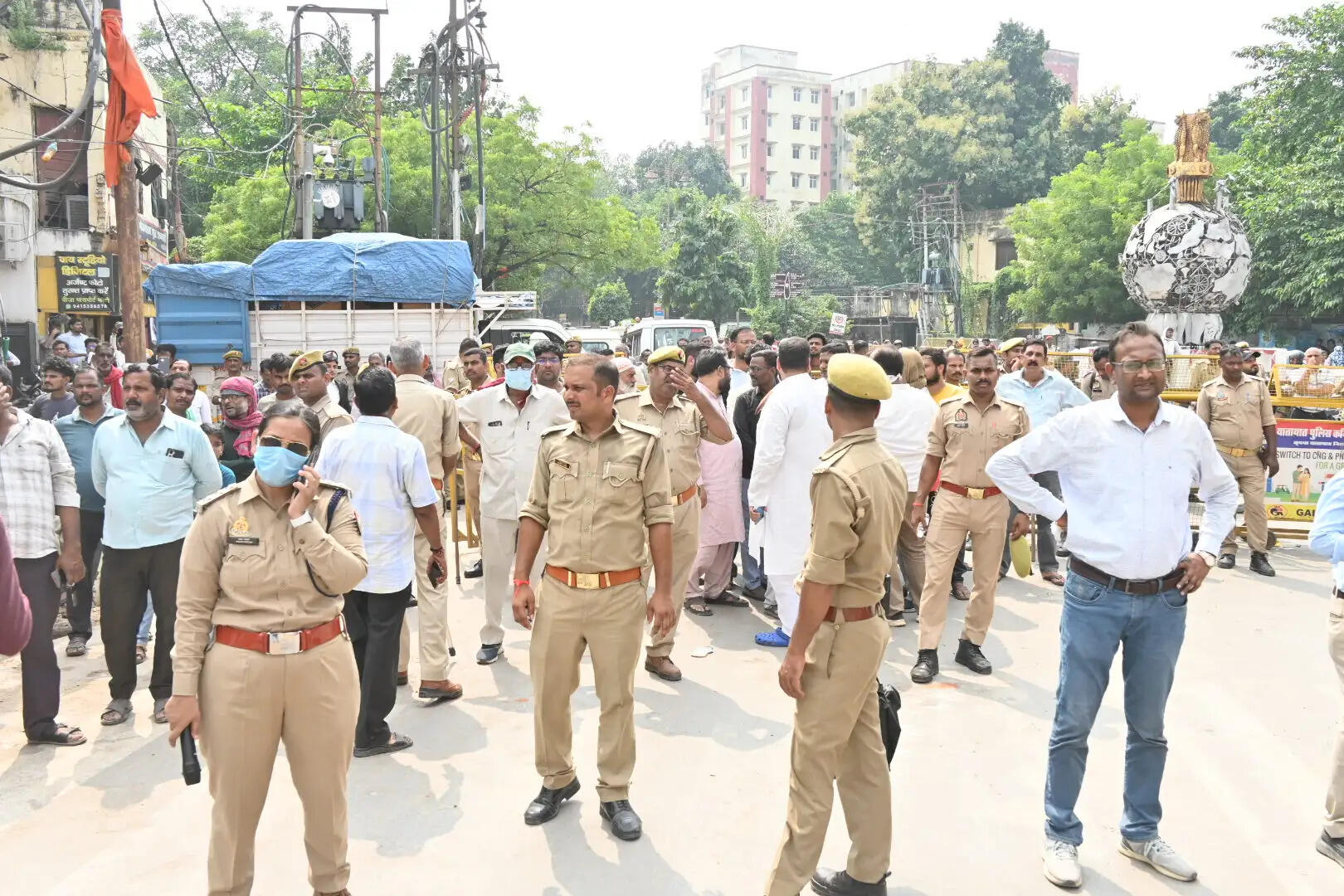 नगर निगम ने 10 जर्जर भवनों पर चलवाया बुलडोजर