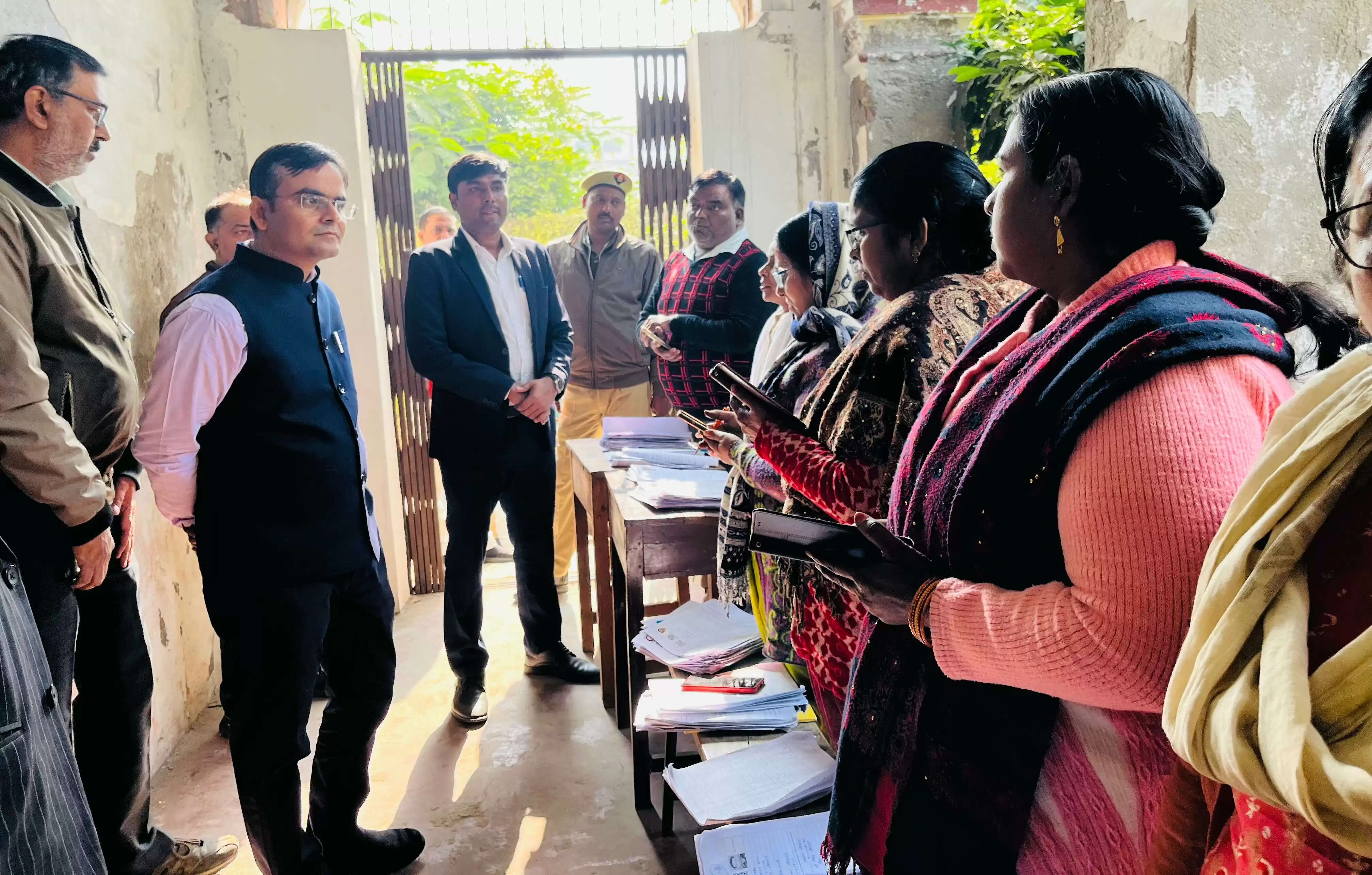 भारत निर्वाचन आयोग के निर्देशानुसार चल रहे विशेष प्रगाढ़ पुनरीक्षण (SIR) अभियान के तहत मतदाता सूची से जुड़े कार्यों की प्रगति का जिलाधिकारी/जिला निर्वाचन अधिकारी सत्येंद्र कुमार ने मंगलवार को औचक निरीक्षण किया। उन्होंने कटिंग मेमोरियल इंटर कॉलेज में बूथवार फीडिंग और मैपिंग की स्थिति की विस्तृत समीक्षा की और विभिन्न कक्षों में जाकर कार्मिकों से आज किए गए कार्यों की जानकारी ली। जिलाधिकारी ने स्पष्ट कहा कि मैपिंग का कार्य हर हाल में सही और समय पर पूरा किया जाए। साथ ही फॉर्म भरने और सत्यापन के दौरान विशेष सतर्कता बरतने को कहा।