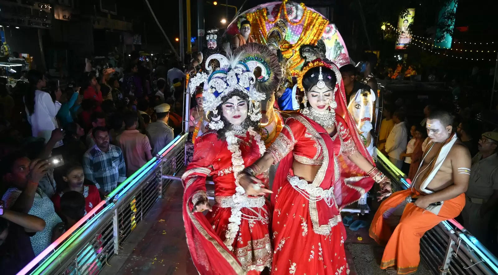 चेतगंज की विश्व प्रसिद्ध नक्क्टैया का आयोजन शुक्रवार की रात किया गया। नक्कटैया में देश भर से आए लाग विमान शामिल हुए। इसमें तरह-तरह की झाकियों ने लोगों का मन मोह लिया। पहलगाम हमले के बाद पाकिस्तान के खिलाफ भारत के ऑपरेशन सिंदूर की झांकी ने लोगों का ध्यान खींचा।