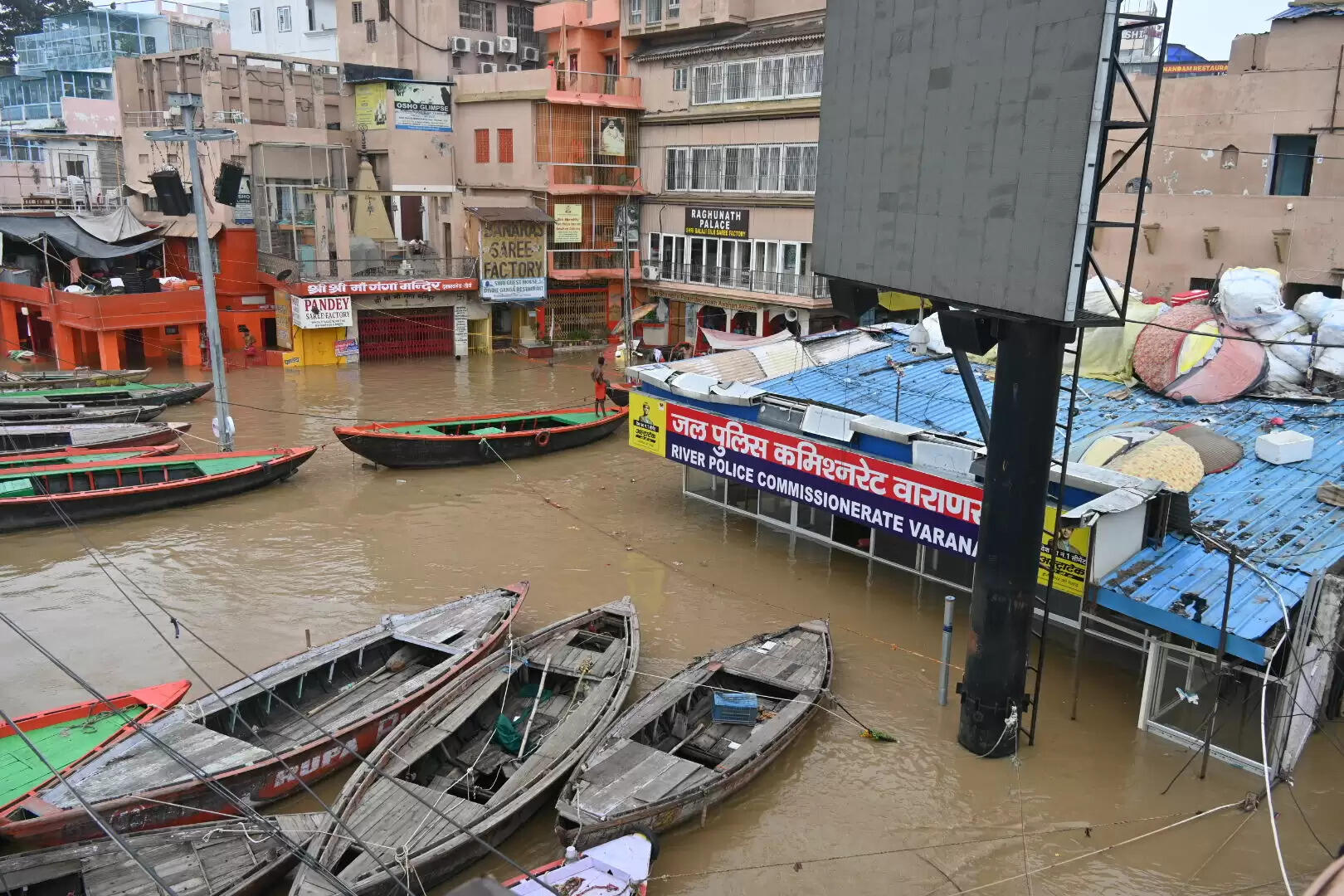 तस्वीरें में देखिये बाढ़ के हालात
