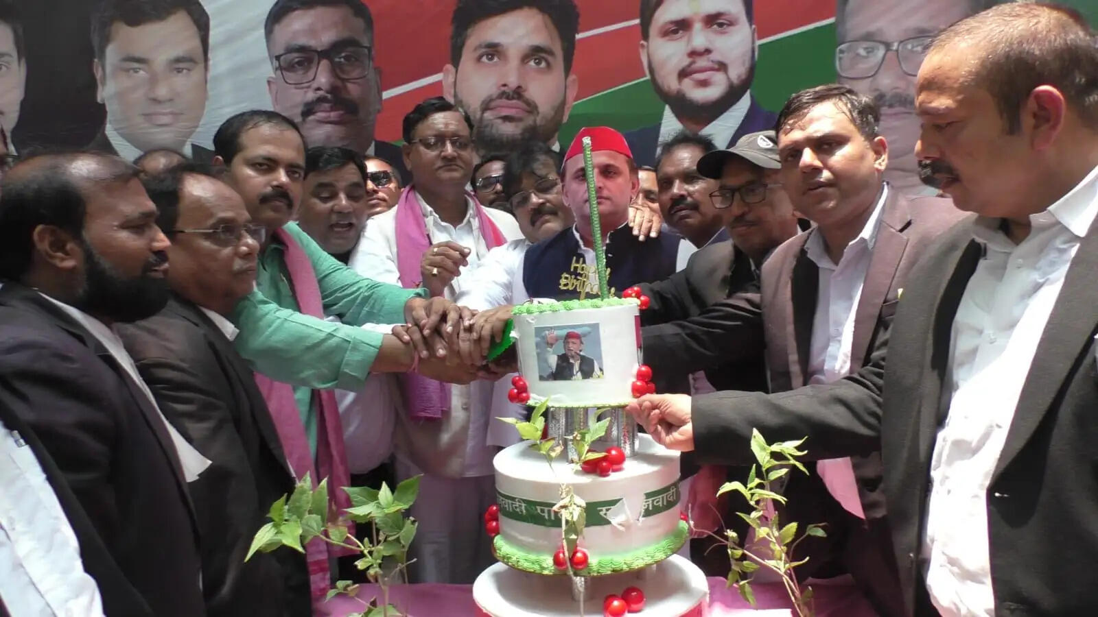 वाराणसी कचहरी में धूमधाम से मनाया गया अखिलेश यादव का 53वां जन्मदिन, 53 किलो का केक काटा और 53 पौधे लगाए