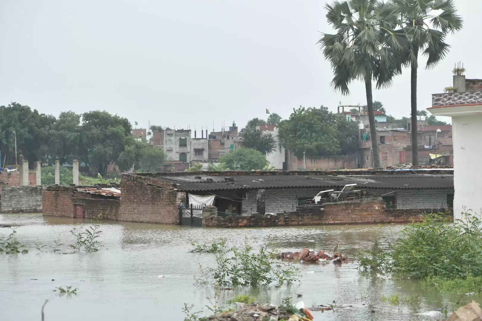 गंगा के साथ ही वरूणा में भी उफान, आसपास के मोहल्ले जलमग्न, लोग पलायन को मजबूर, तस्वीरों के देखिये हालात 