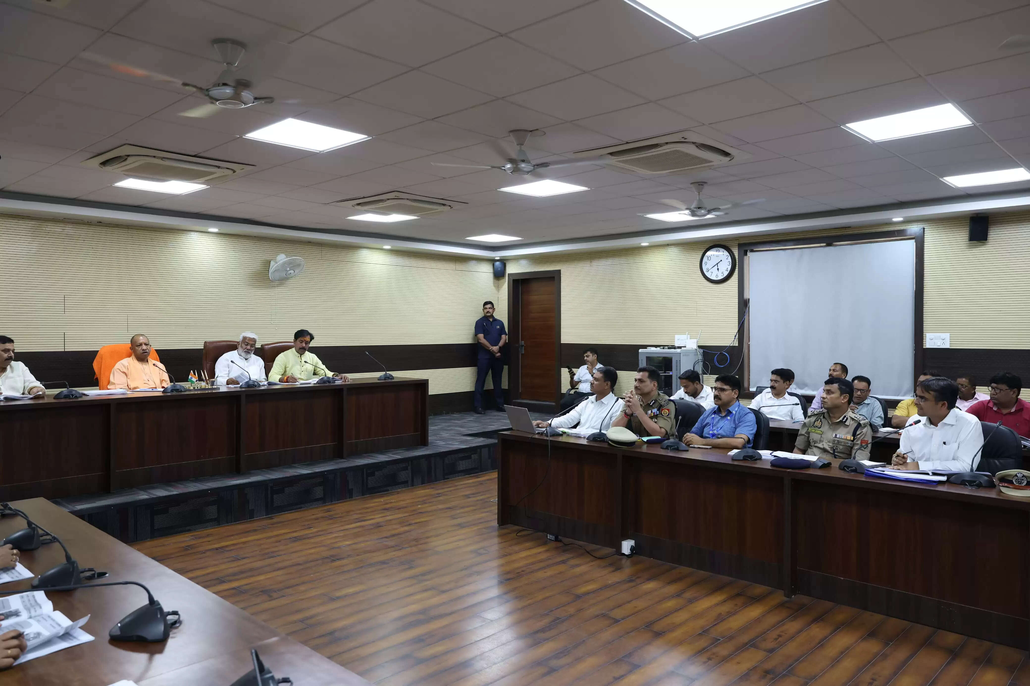 स्वच्छता मानकों में टॉप-5 में शामिल हो वाराणसी, सीएम ने अफसरों को दिया लक्ष्य