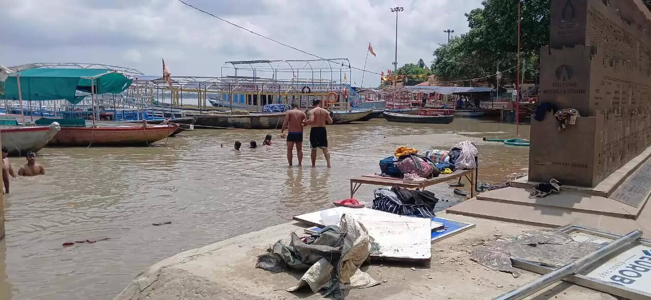 वाराणसी के अस्सी घाट पर गंगा नदी का जलस्तर इन दिनों तेजी से बढ़ रहा है। बढ़ते जलस्तर के कारण श्रद्धालुओं और स्थानीय निवासियों की सुरक्षा सुनिश्चित करने के लिए शासन और प्रशासन ने घाटों पर अतिरिक्त सुरक्षा और निगरानी व्यवस्था को और मजबूत कर दिया है।