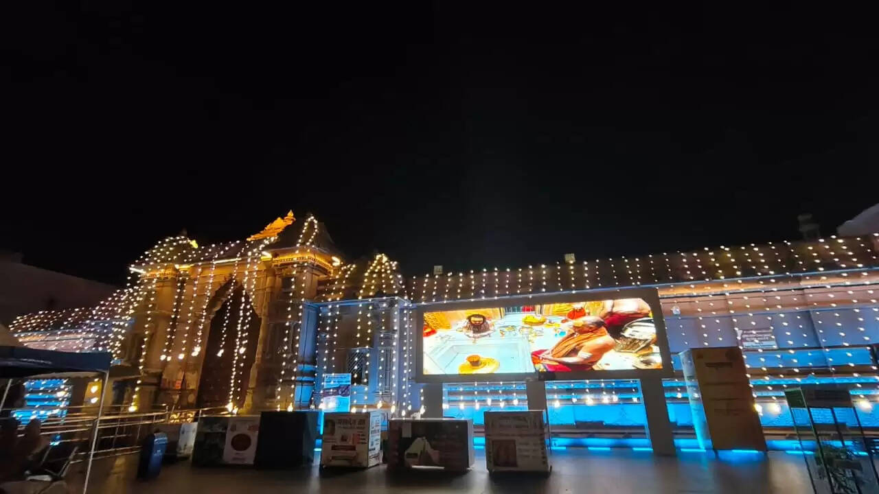 चौथे वर्षगांठ से पहले रोशनी से सराबोर हुआ काशी विश्वनाथ धाम, भव्य सजावट देखने उमड़ रहे भक्त
