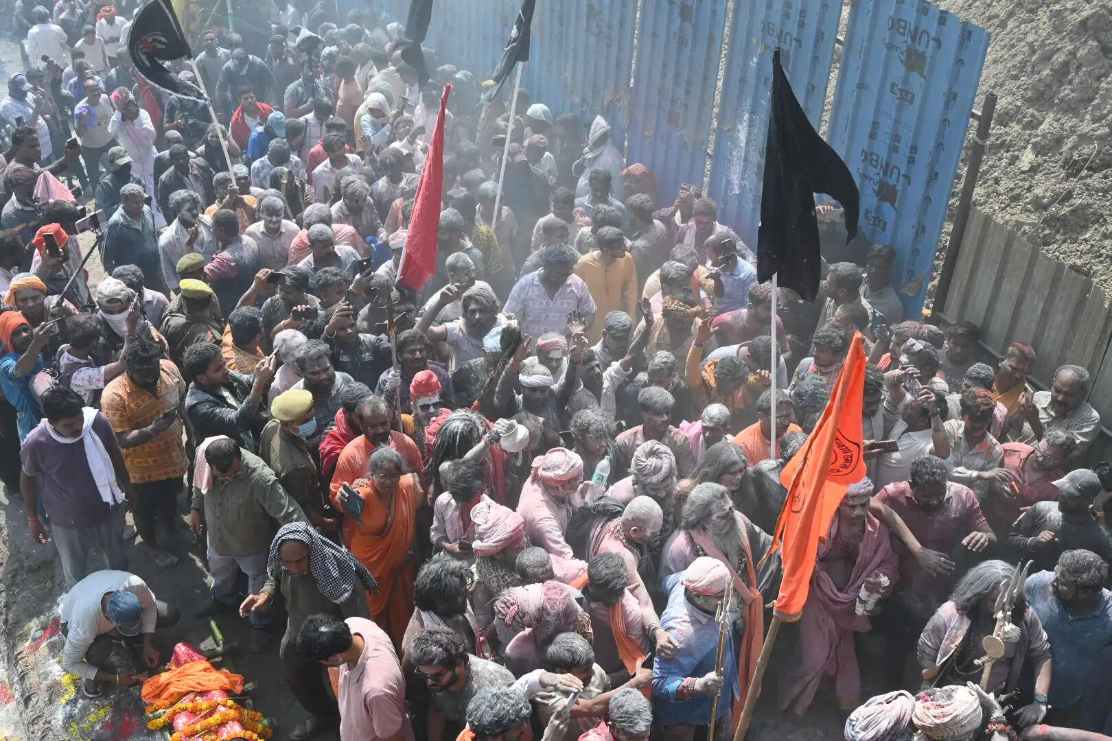 मणिकर्णिका घाट पर खेली गई चिता भस्म की होली, उमड़े काशीवासी, विदेशी सैलानी भी बने अनूठे उत्सव के साक्षी&nbsp;