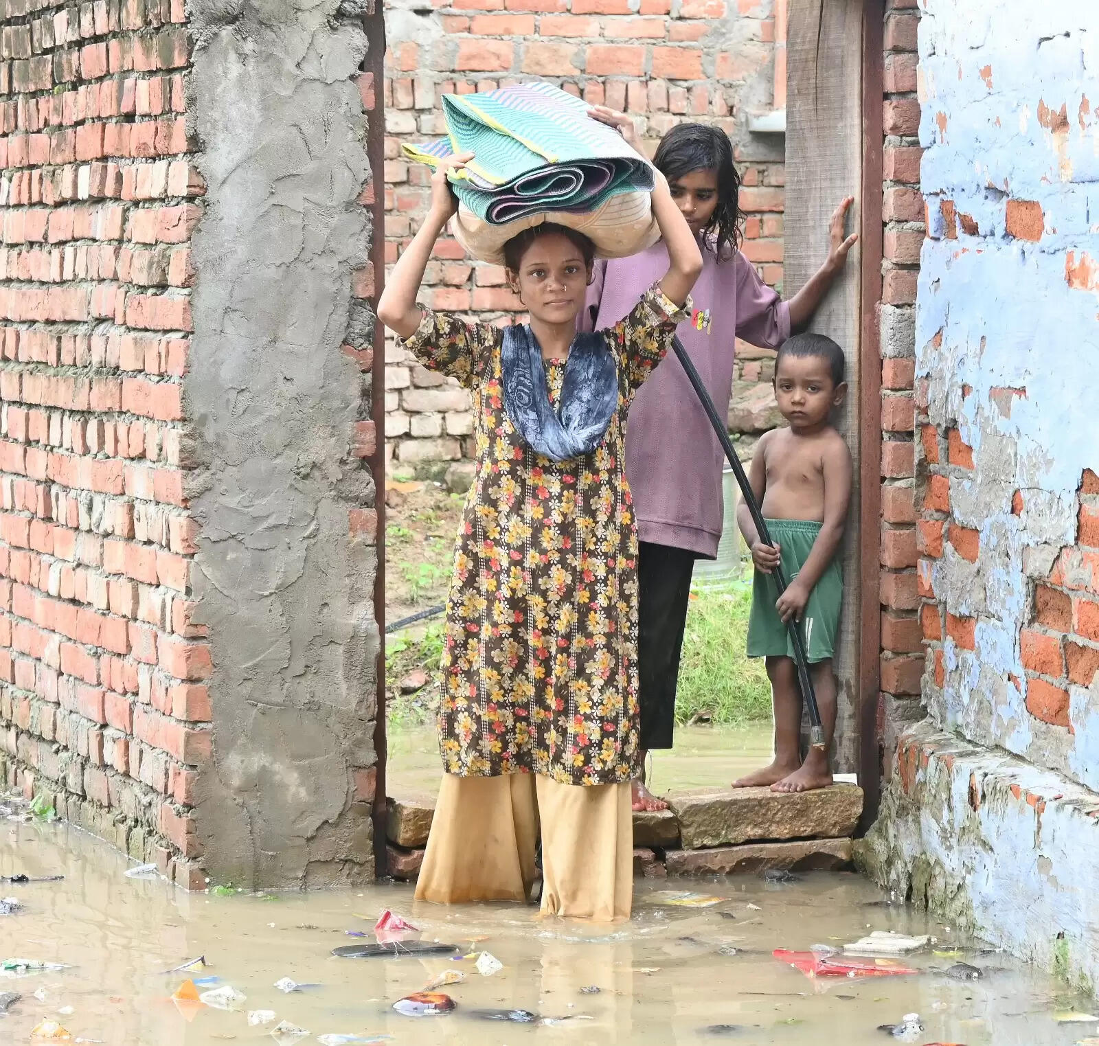 वाराणसी में गंगा स्थिर, कई इलाके जलमग्न, तस्वीरों में दिखी दुश्वारियां