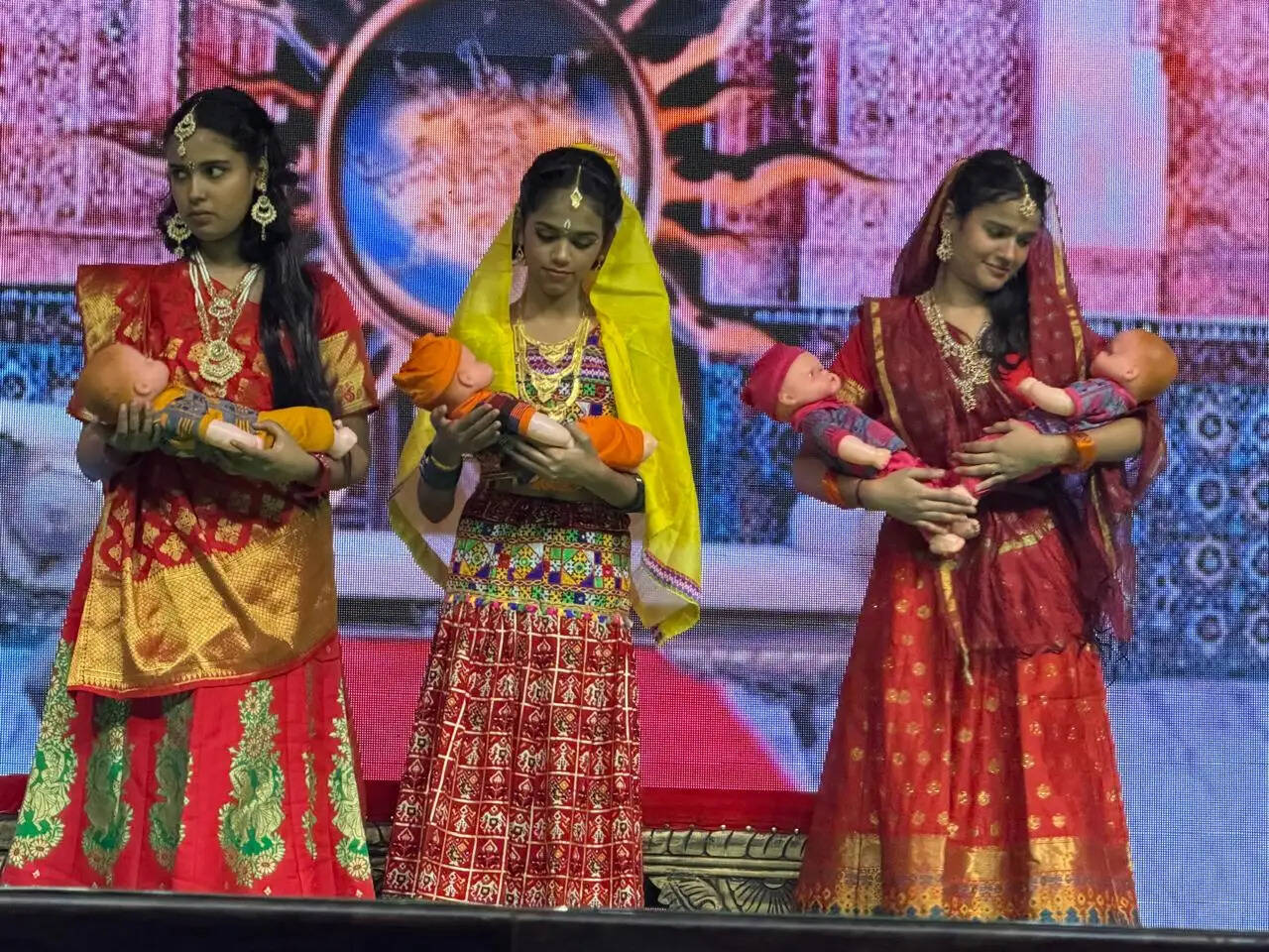 मुख्यमंत्री योगी आदित्यनाथ की पहल से दिल्ली में सजी फिल्मी सितारों की रामलीला, पहली बार बाल कलाकारों ने किया संपूर्ण रामायण का मंचन