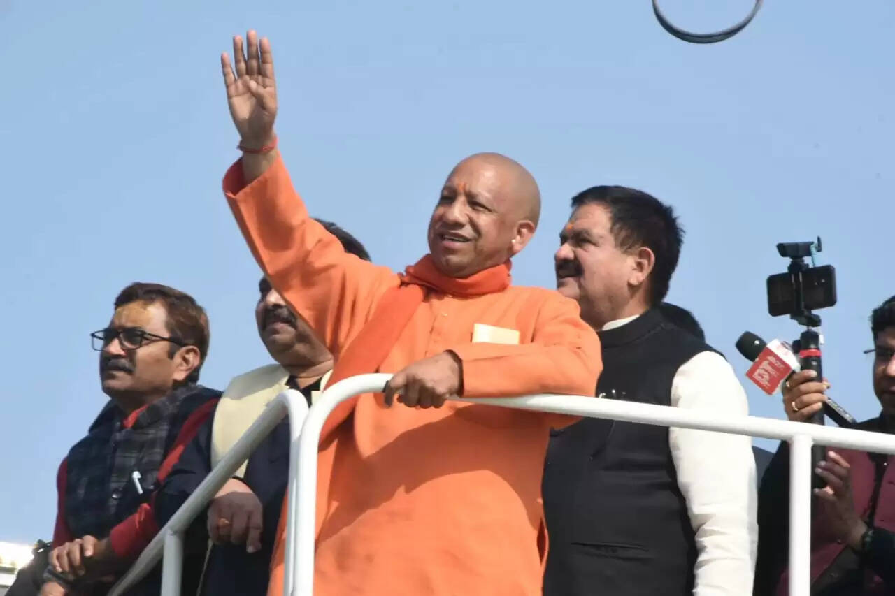 सीएम योगी ने श्री काशी विश्वनाथ धाम में किया दर्शन पूजन