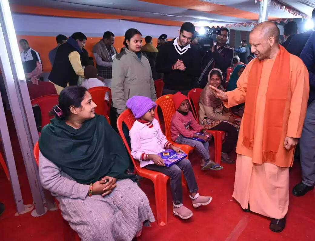 मुख्यमंत्री योगी आदित्यनाथ ने शनिवार की शाम श्री काशी विश्वनाथ और काशी कोतवाल कालभैरव का दर्शन-पूजन किया। सीएम ने बाबा विश्वनाथ का विधिविधान से पूजन-अर्चन और अभिषेक कर प्रदेशवासियों के कल्याण की कामना की। उन्होंने गरीबों में कंबल और भोजन का वितरण किया। उन्होंने अफसरों को निर्देशित किया कि काशी विश्वनाथ धाम में आने वाले श्रद्धालुओं को किसी प्रकार की असुविधा न होने पाए। रैनबसेरों में सर्दियों से बचाव के लिए बिस्तर और अलाव आदि की पर्याप्त व्यवस्था होनी चाहिए।&nbsp;