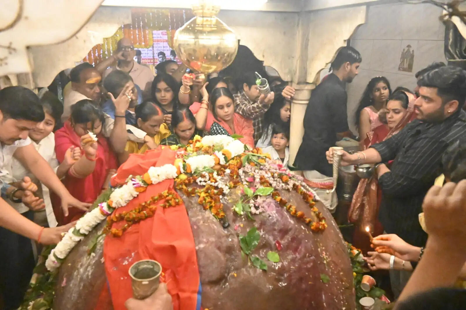 शिवरात्रि पर बाबा जागेश्वर महादेव में जलाभिषेक करते लोग