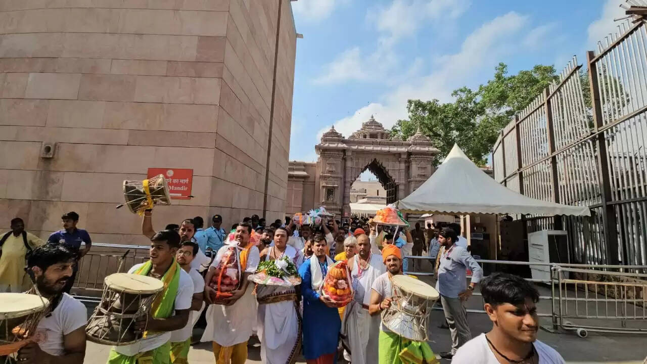 कृष्ण जन्माष्टमी 2025 : श्रीकाशी विश्वनाथ मंदिर से मथुरा के श्रीलड्डू गोपाल जी के लिए भेजा गया उपहार 