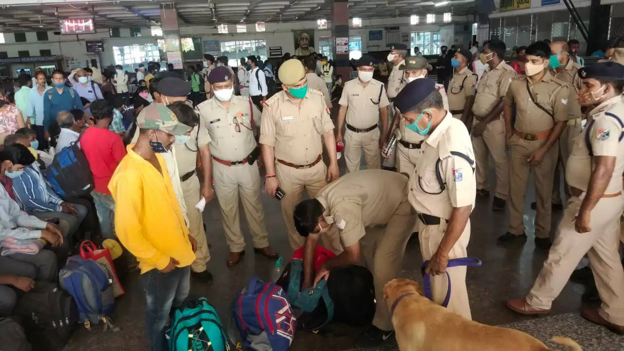 चंदौली : आरपीएफ व जीआरपी ने डीडीयू जंक्शन पर चलाया सघन चेकिंग अभियान, किया मॉकड्रिल।