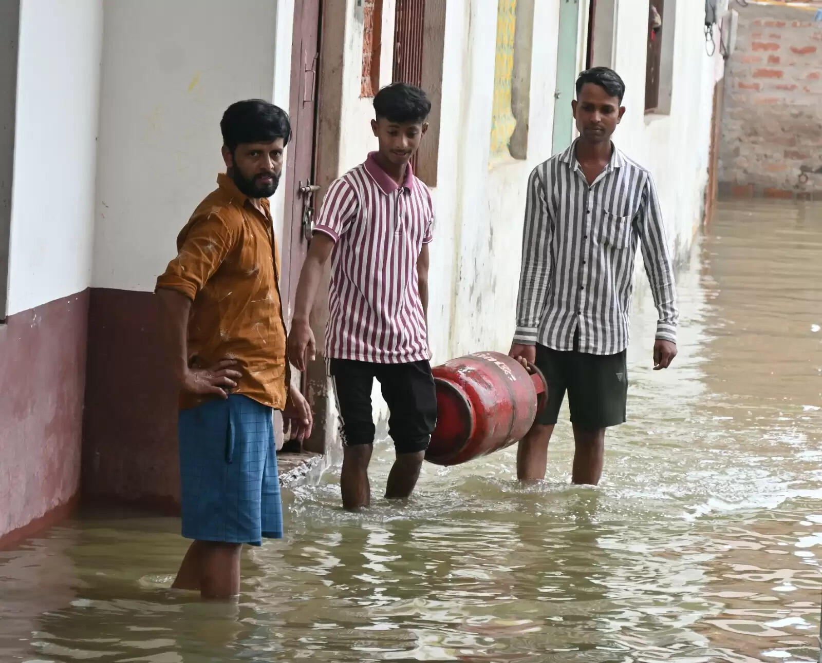 Varanasi flood : बनारस में बाढ़ की आफत, सड़कें और कॉलोनियां पानी-पानी, तस्वीरों में देखिये हालात
