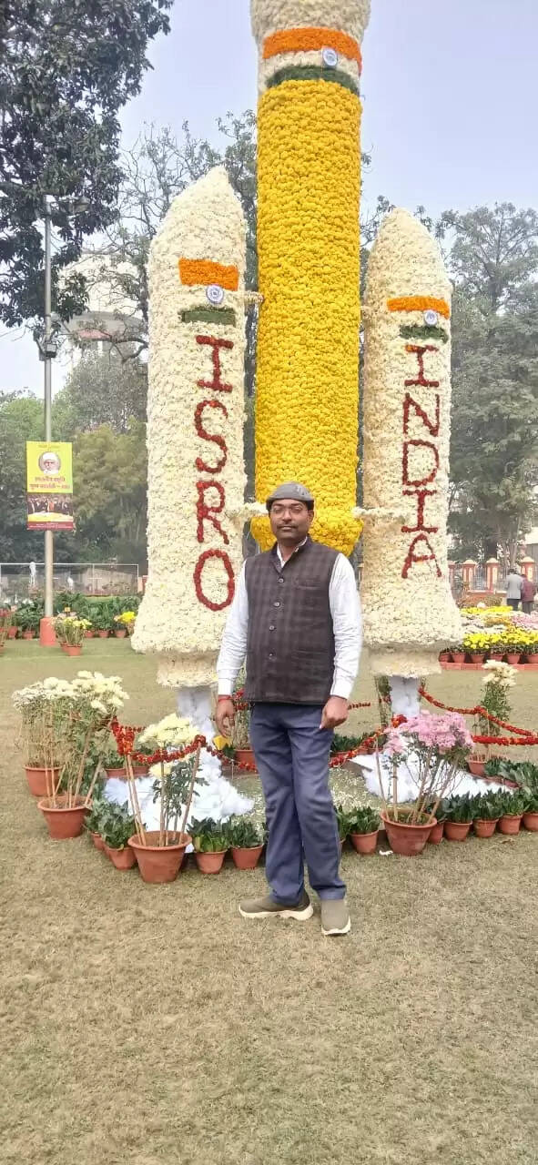  काशी हिंदू विश्वविद्यालय स्थित मालवीय भवन में गुरुवार को विश्वविद्यालय परिवार की ओर से महामना पंडित मदन मोहन मालवीय की जयंती के अवसर पर तीन दिवसीय भव्य पुष्प प्रदर्शनी का शुभारंभ हुआ। यह प्रदर्शनी न केवल बीएचयू की समृद्ध शैक्षणिक और सांस्कृतिक परंपरा को दर्शाती है, बल्कि विज्ञान, प्रकृति और आध्यात्मिकता के सुंदर समन्वय का भी जीवंत उदाहरण प्रस्तुत कर रही है।