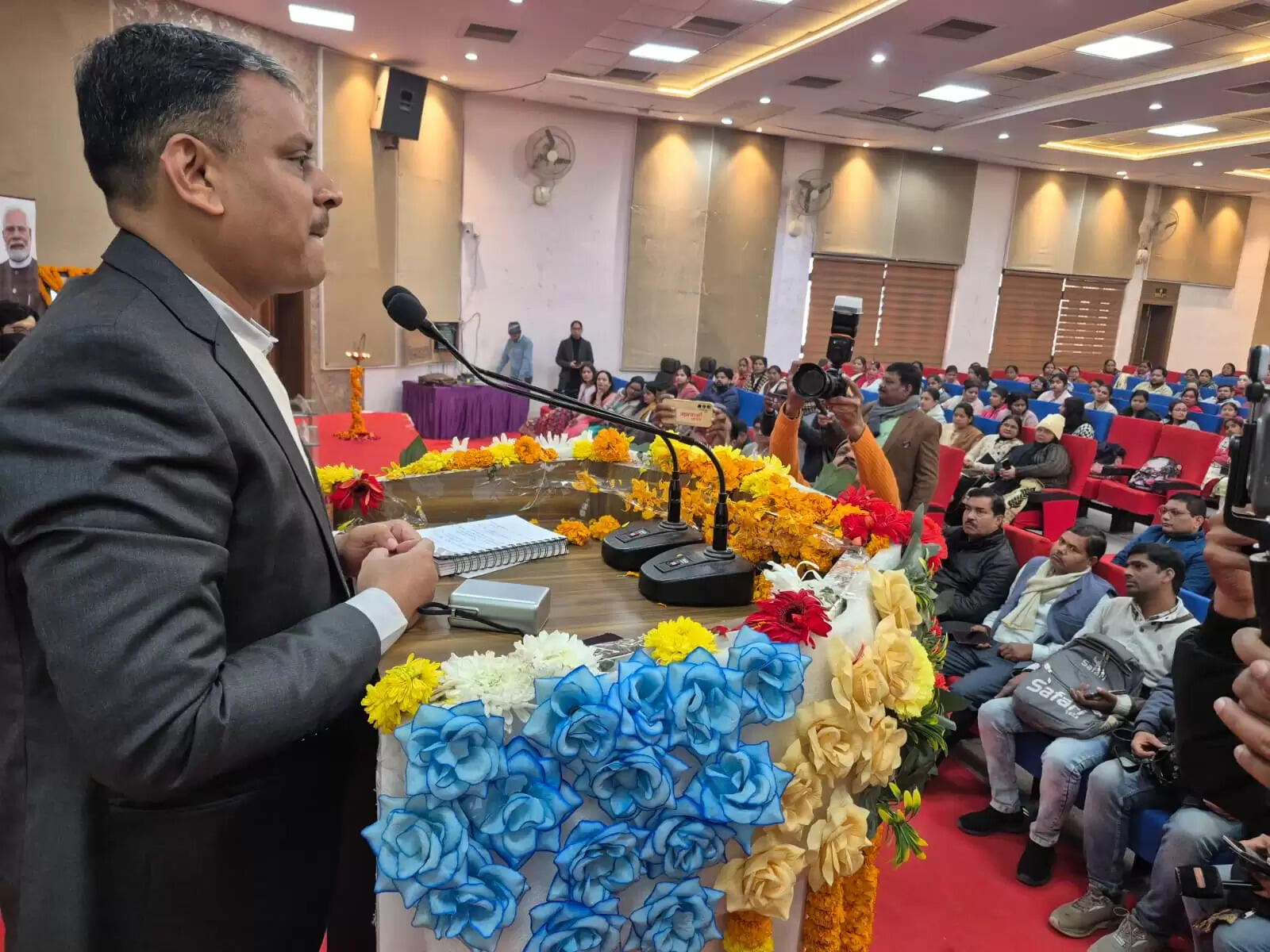 महिलाओं में स्तन कैंसर की समय पर पहचान और निवारक देखभाल को मजबूत करने के उद्देश्य से बुधवार को वाराणसी में “नमो शक्ति रथ” अभियान का शुभारंभ किया गया। मंडलायुक्त सभागार से शुरू हुए इस कार्यक्रम को प्रधानमंत्री के “स्वस्थ नारी–सशक्त परिवार” के विज़न से प्रेरित बताया गया। इस पहल के तहत अत्याधुनिक तकनीक से लैस मोबाइल वैन के माध्यम से महिलाओं की निःशुल्क स्क्रीनिंग की जाएगी, जिससे कैंसर की शुरुआती अवस्था में पहचान संभव हो सके।