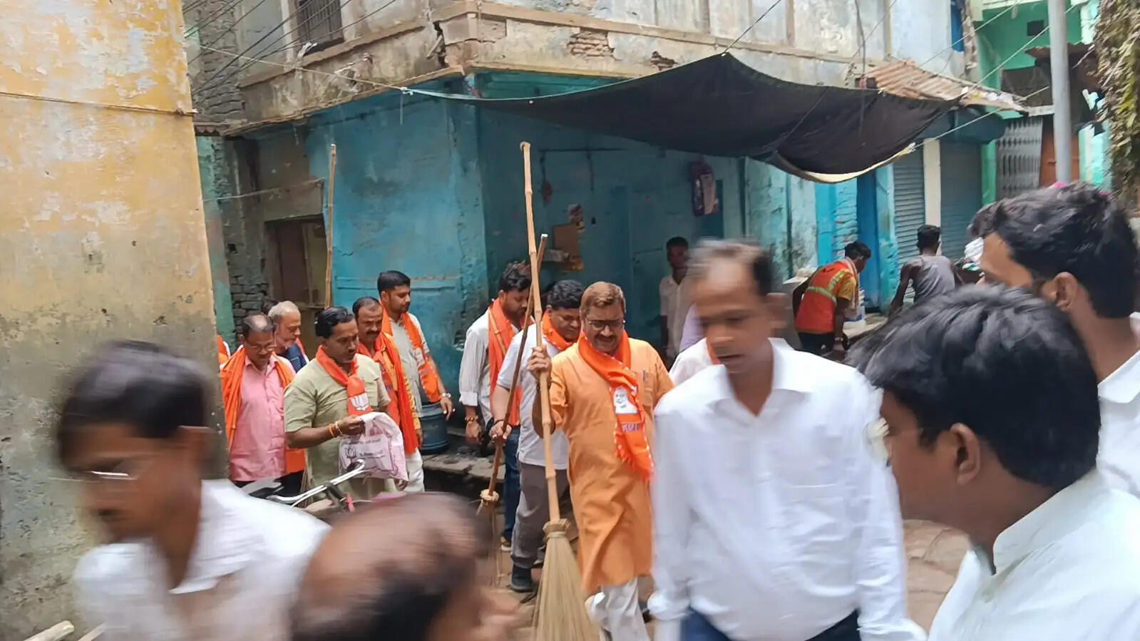​​​​​​​सीवर की समस्या देख भड़के विधायक नीलकंठ तिवारी, मंडलायुक्त से नगर आयुक्त तक को किया फोन