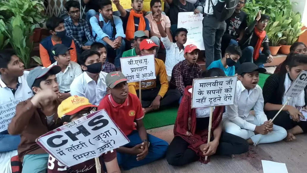 BHU Students are protesting at the central office 