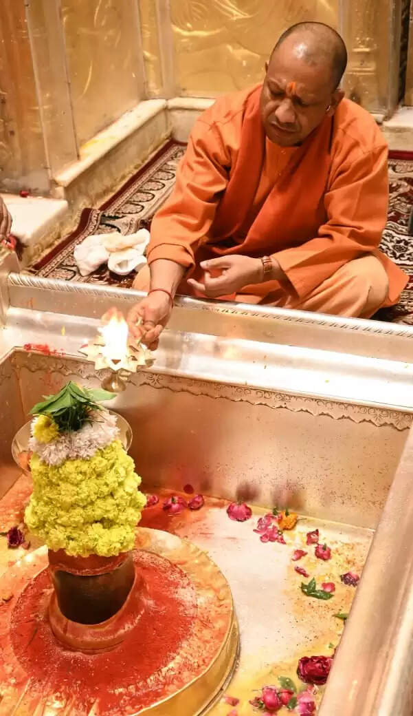 मुख्यमंत्री योगी आदित्यनाथ ने शनिवार की शाम श्री काशी विश्वनाथ और काशी कोतवाल कालभैरव का दर्शन-पूजन किया। सीएम ने बाबा विश्वनाथ का विधिविधान से पूजन-अर्चन और अभिषेक कर प्रदेशवासियों के कल्याण की कामना की। उन्होंने गरीबों में कंबल और भोजन का वितरण किया। उन्होंने अफसरों को निर्देशित किया कि काशी विश्वनाथ धाम में आने वाले श्रद्धालुओं को किसी प्रकार की असुविधा न होने पाए। रैनबसेरों में सर्दियों से बचाव के लिए बिस्तर और अलाव आदि की पर्याप्त व्यवस्था होनी चाहिए।&nbsp;