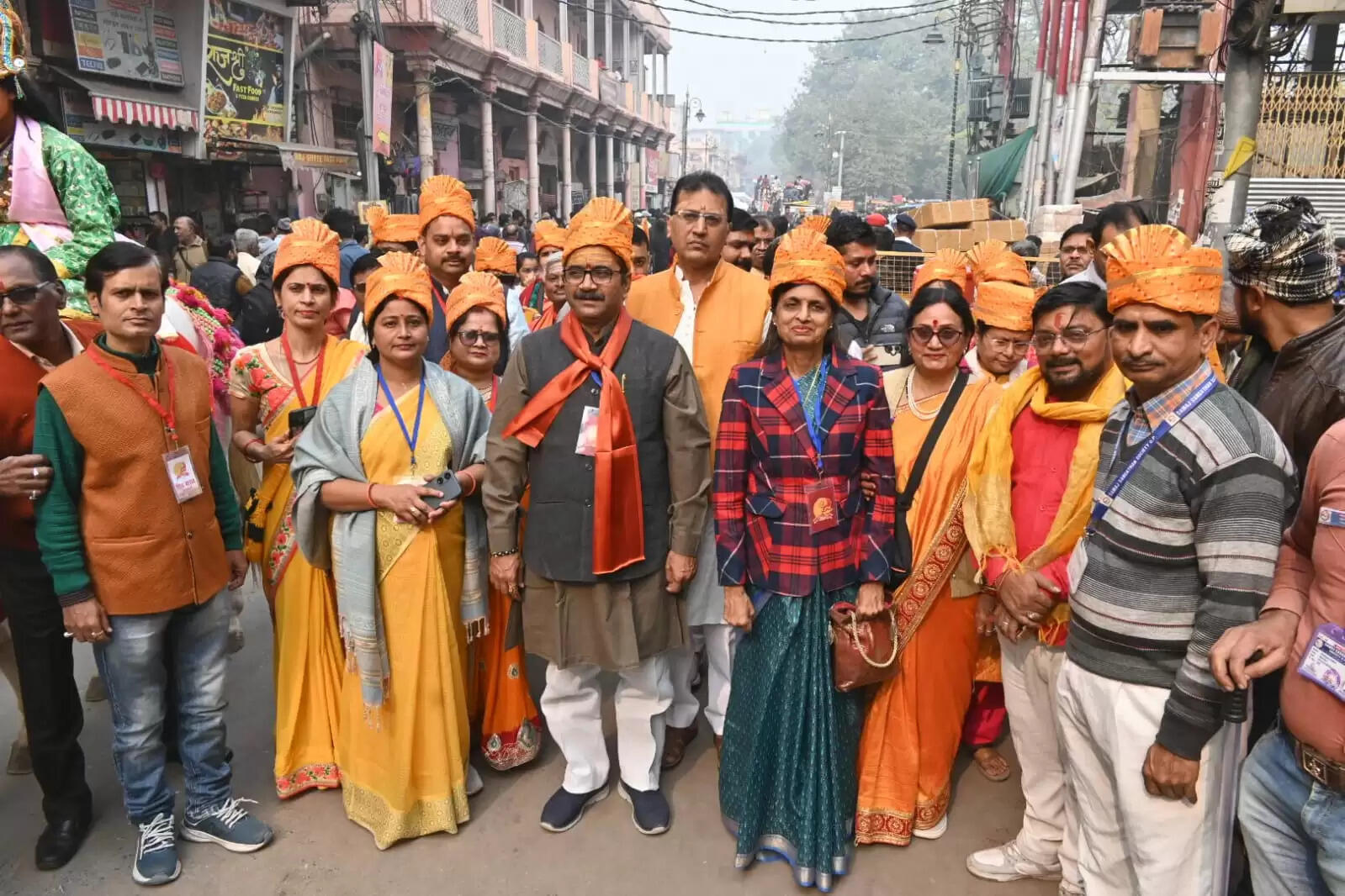 श्री काशी विश्वनाथ धाम की चौथी वर्षगांठ के अवसर पर शिव बारात समिति की ओर से शनिवार को भव्य शोभायात्रा का आयोजन किया गया। शोभायात्रा मैदागिन से प्रारंभ होकर दशाश्वमेध घाट तक निकाली गई, जिसमें शिवभक्तों की भारी भीड़ उमड़ी। डमरू-नगाड़ों की गूंज, हर-हर महादेव के जयघोष और आकर्षक झांकियों ने पूरे मार्ग को भक्तिमय वातावरण से सराबोर कर दिया।