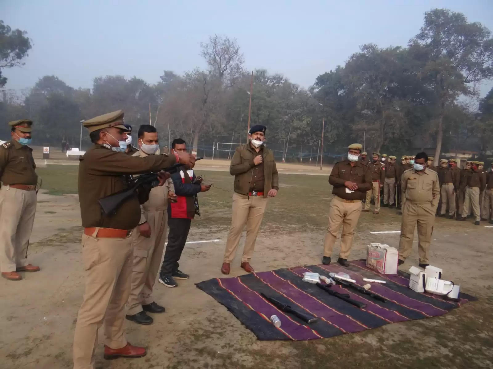 चंदौली : एसपी ने गणतंत्र दिवस परेड की तैयारियों का लिया जायजा, दंगा नियंत्रण उपकरणों की सफाई के दिये निर्देश