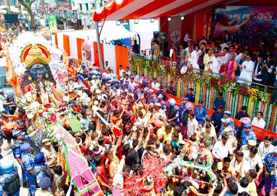 भोलेनाथ के भक्तों पर सीएम योगी ने की श्रद्धा की पुष्पवर्षा