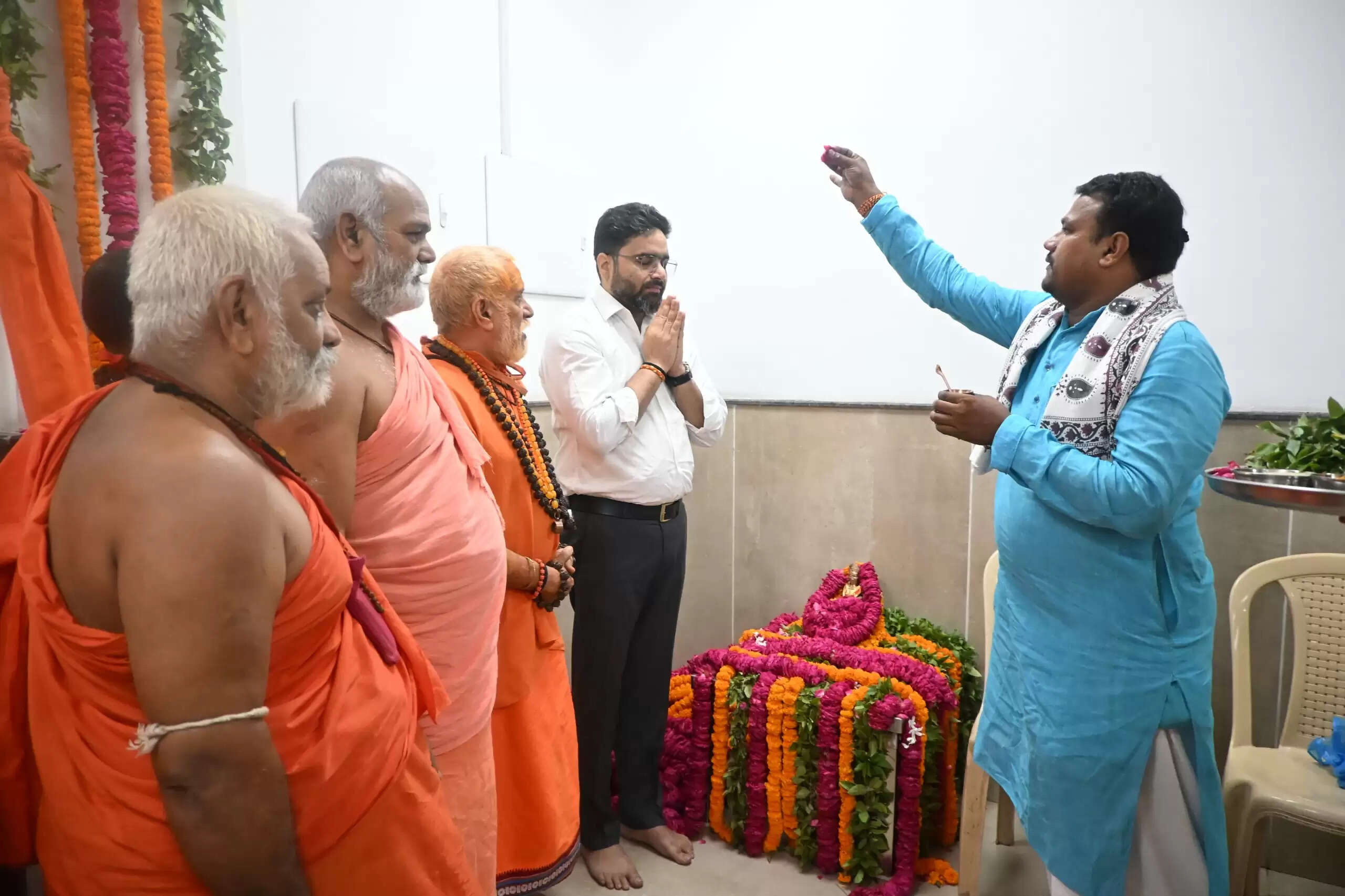  श्री काशी विश्वनाथ मंदिर न्यास ने दंडी सन्यासियों के लिए फिर शुरू की अन्नसेवा