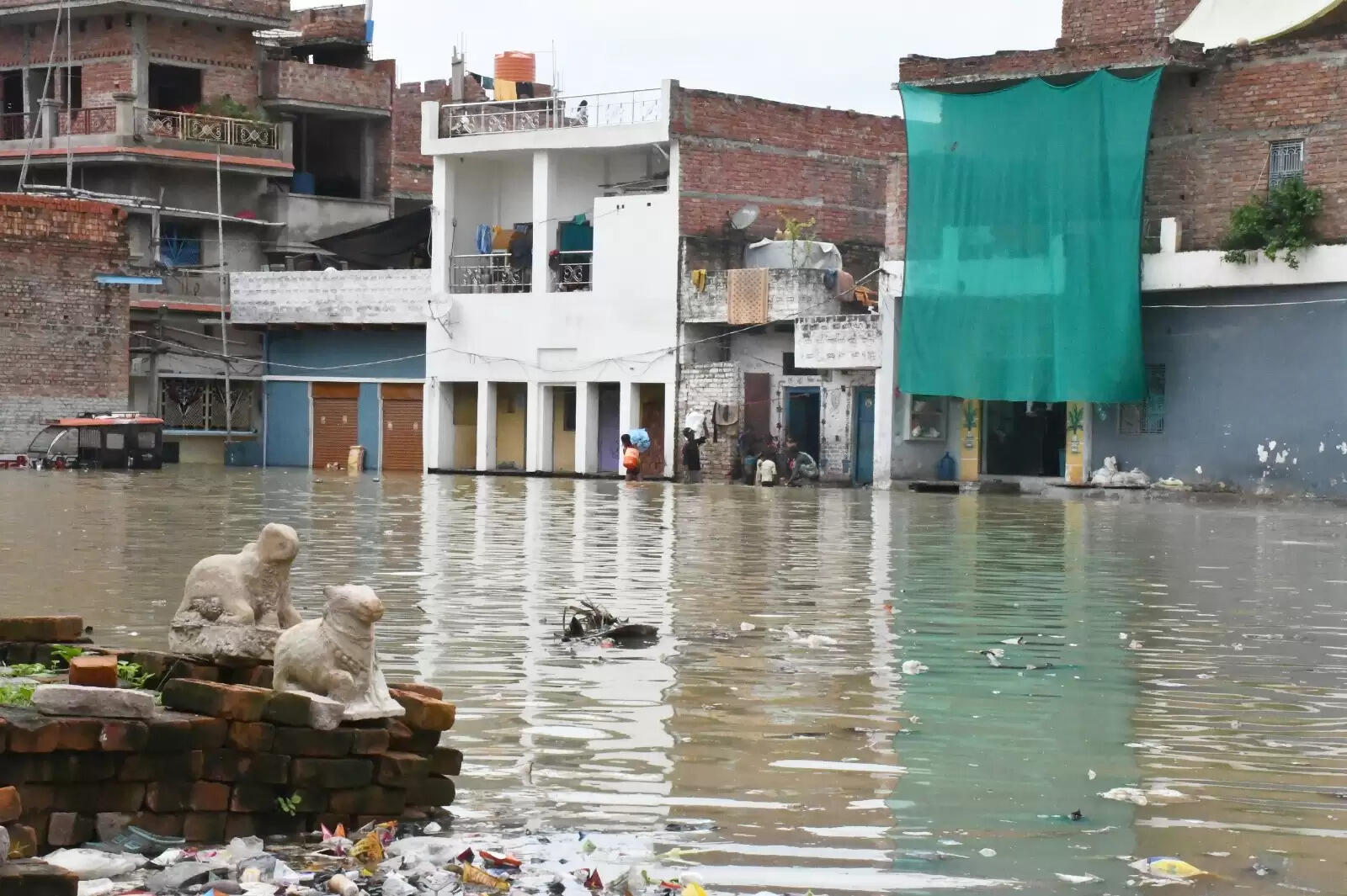 वाराणसी। पतितपावनी मां गंगा काशी में इस समय अपने रौद्र रूप में हैं। बनारस में गंगा का जलस्तर खतरे के निशान से ऊपर पहुंच चुका है। इसके चलते वरूणा भी उफान पर है। शहर के कई इलाके और गांव बाढ़ की चपेट में आ चुके हैं। सड़कें और गलियों में गाड़ी-मोटर की जगह नावें दौड़ रही हैं। वहीं हजारों लोग घर छोड़कर पलायन को विवश हो गए हैं। तस्वीरों में देखिये बनारस में बाढ़ के हालात.....।