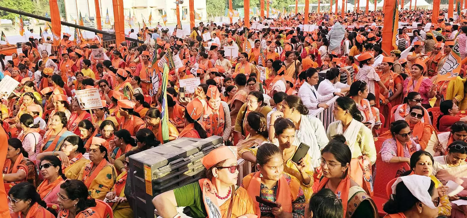 PM Modi in mahila sammelan