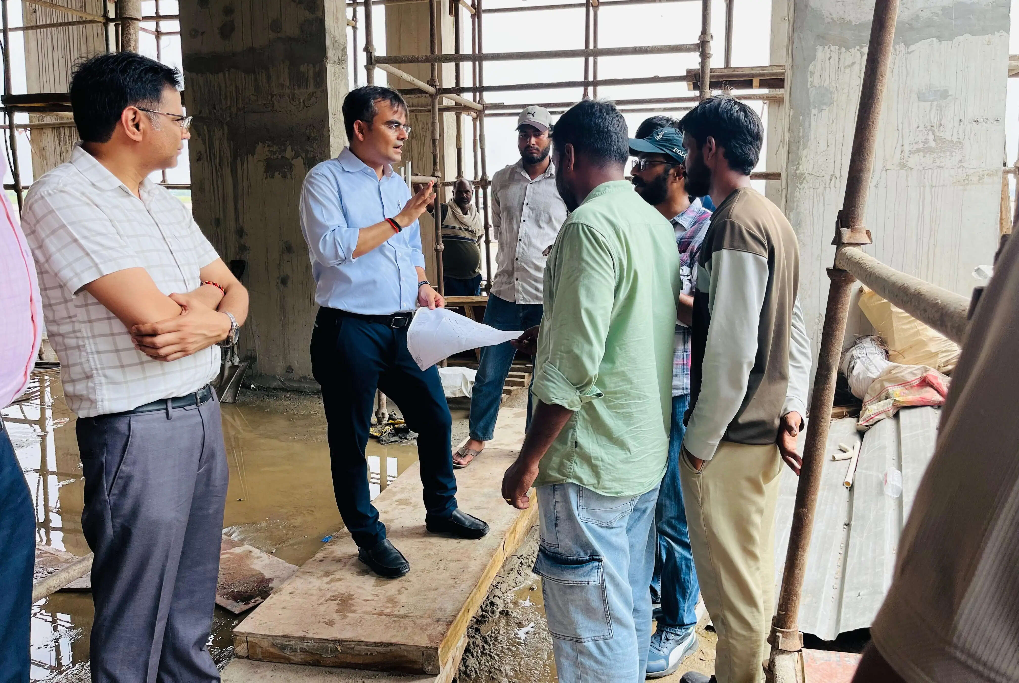मणिकर्णिका कॉरिडोर की रफ्तार न रोके बाढ़, डीएम बोले- निचले हिस्से में काम रुके तो ऊपरी स्तर पर रखें जारी