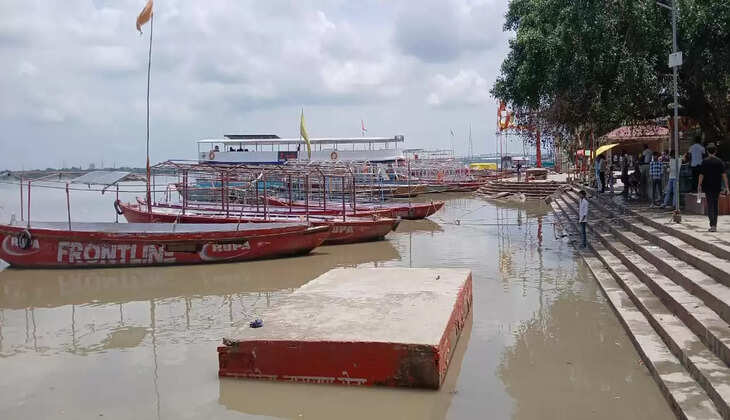 वाराणसी: अस्सी घाट पर गंगा का बढ़ता जलस्तर, प्रशासन ने बढ़ाई सुरक्षा व्यवस्था