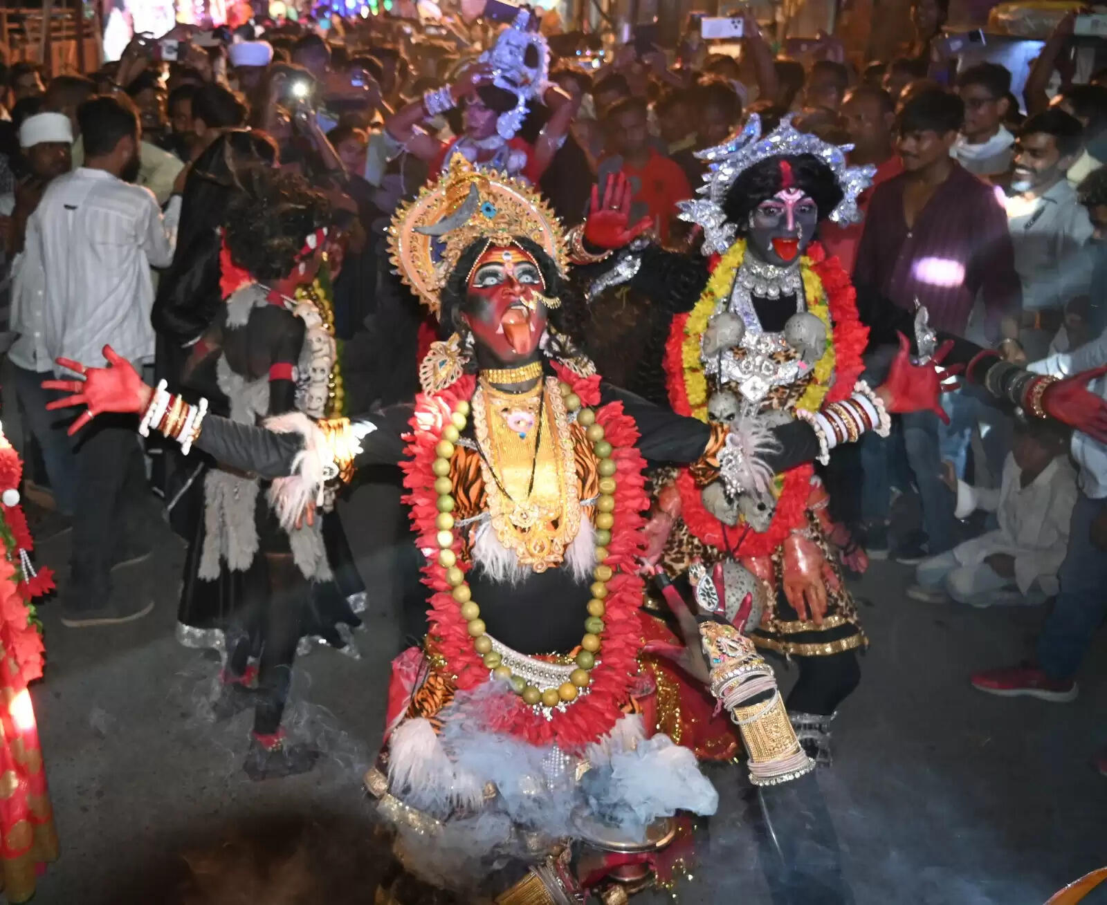 चेतगंज की विश्व प्रसिद्ध नक्क्टैया का आयोजन शुक्रवार की रात किया गया। नक्कटैया में देश भर से आए लाग विमान शामिल हुए। इसमें तरह-तरह की झाकियों ने लोगों का मन मोह लिया। पहलगाम हमले के बाद पाकिस्तान के खिलाफ भारत के ऑपरेशन सिंदूर की झांकी ने लोगों का ध्यान खींचा।