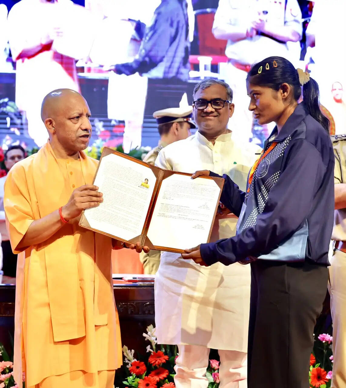 ‘प्रदेश डुबाओ एलायंस’ में सैफई या सिफारिश से मिलती थी नौकरी, एनडीए का मतलब ‘नौकरी देंगे एलायंस’: सीएम योगी मुख्यमंत्री योगी आदित्यनाथ ने उत्तर प्रदेश पुलिस में कुशल खिलाड़ी कोटे के अंतर्गत चयनित 470 खेल प्रतिभाओं को नियुक्ति पत्र वितरित किए सीएम ने कहा- अब नियुक्तियों पर किसी परिवार का कब्जा नहीं, सिर्फ पसीने और प्रतिभा का अधिकार सपा का युवाओं को नौकरी देने की बात करना जैसे मगरमच्छ शांति का उपदेश दे रहा हो: मुख्यमंत्री नियुक्ति पत्र न सरकार की कृपा और न मुख्यमंत्री की अनुकंपा, यह खिलाड़ियों के पसीने और परिश्रम की कीमत: सीएम हर खिलाड़ी को नशे के खिलाफ अभियान का हिस्सा बनना चाहिए: मुख्यमंत्री सीएम की युवाओं को सीख- रील में लाइक्स मिलते हैं और खेल के मैदान में मिलती है लाइफ समाजवादी पार्टी ने 10 लाख गुंडे पाले थे, हमने 10 लाख युवाओं को दी सरकारी नौकरी: मुख्यमंत्री योगी मर्डर और मेडल में अंतर है, एक पहचान दिलाता है और दूसरा पहचान डुबोता है: सीएम योगी युवाओं को शराब और सपा से सावधान रहना चाहिए, दोनों ने प्रदेश को बर्बाद किया था: मुख्यमंत्री आपका प्रमोशन कोई टाल नहीं सकता, और जो टालेगा तो फिर हम उसको ही टाल देंगे: सीएम लखनऊ, 08 अक्टूबर। मुख्यमंत्री योगी आदित्यनाथ ने गुरुवार को लोक भवन सभागार में उत्तर प्रदेश पुलिस में कुशल खिलाड़ी कोटे के अंतर्गत चयनित 470 खेल प्रतिभाओं को नियुक्ति पत्र वितरित किए। इस दौरान मुख्यमंत्री ने खिलाड़ियों की उपलब्धियों, खेलों के प्रति सरकार की प्रतिबद्धता और पारदर्शी भर्ती प्रक्रिया का उल्लेख करते हुए समाजवादी पार्टी पर तीखा हमला बोला। उन्होंने कहा कि पहले प्रदेश में युवाओं की नौकरी पर एक परिवार का कब्जा था और नौकरी पाने के लिए ‘सैफई या सिफारिश’ की जरूरत पड़ती थी, जबकि आज नियुक्ति में न किसी की सिफारिश चलती है और न पैसा। आज सिर्फ खिलाड़ी की प्रतिभा, परिश्रम और पसीने की कीमत मिल रही है। “पहले प्रदेश डुबाओ एलायंस’’ था और अब एनडीए की सरकार है। एनडीए का मतलब है- “नौकरी देंगे एलायंस।” अब नौकरी पर केवल पसीने और प्रतिभा का कब्जा है। जिन खिलाड़ियों ने अपने परिश्रम से अपनी प्रतिभा साबित की, उन्हें उसी आधार पर नियुक्ति मिल रही है। ‘सैफई या सिफारिश’ का दौर खत्म मुख्यमंत्री ने कहा कि पहले प्रदेश में युवाओं के सामने पहचान का संकट था और उनकी नौकरियों पर डकैती डाली जाती थी। खिलाड़ी मैदान में पसीना बहाता था। उसके पास सिफारिश कराने का समय नहीं था। इसी कारण उसे नौकरी नहीं मिल पाती थी। वर्ष 2017 से पहले समाजवादी पार्टी की सरकार के समय बड़ी संख्या में अराजक तत्वों को संरक्षण मिला। सपा ने प्रदेश में 10 लाख गुंडे पाले थे। वे बेटियों की सुरक्षा के लिए खतरा बनते थे। दंगे-अराजकता फैलाते, गरीबों की जमीनों पर कब्जा करते थे। इसके विपरीत हमारी सरकार ने 10 लाख नौजवानों को सरकारी नौकरी देकर उत्तर प्रदेश को नई पहचान देने का काम किया है। सपा की बातें मगरमच्छ के शांति उपदेश जैसी सीएम ने कहा कि जब समाजवादी पार्टी युवाओं की नियुक्ति की बात करती है तो हंसी आती है। लगता है जैसे कोई पानी में तैरता मगरमच्छ शांति का उपदेश दे रहा हो। ऐसे मगरमच्छों से सावधान रहना होगा। आप खूब खेलिए, खूब पसीना बहाइए, नए रिकॉर्ड बनाइए। नौकरी की चिंता मत करिए, हमने ऐसी पॉलिसी बना दी है कि नौकरी आपको जरूर मिलेगी। कोई भी आपका प्रमोशन नहीं टाल सकता और ऐसा करेगा तो हम उसको ही टाल देंगे। शराब और सपा से सावधान रहें युवा मुख्यमंत्री ने कहा कि युवाओं को शराब व सपा से सावधान रहना चाहिए। ये दोनों एक-दूसरे के पूरक हैं, दोनों ने प्रदेश को बर्बाद किया था। सरकार की खेल नीति का उद्देश्य अच्छे खिलाड़ियों को आगे बढ़ाना और उन्हें सम्मान व अवसर देना है। 2017 से पहले उत्तर प्रदेश में खनन, भर्ती, रिवर फ्रंट समेत विभिन्न घोटालों की चर्चा होती थी, जबकि आज प्रदेश में मेरठ में स्पोर्ट्स यूनिवर्सिटी, हर कमिश्नरी में स्पोर्ट्स कॉलेज और सेंटर ऑफ एक्सीलेंस, वन डिस्ट्रिक्ट-वन प्रोडक्ट, वन डिस्ट्रिक्ट-वन मेडिकल कॉलेज और खिलाड़ियों के मेडल्स की चर्चा होती है। प्रधानमंत्री नरेन्द्र मोदी जी के नेतृत्व में भारतीय जनता पार्टी ने केवल चुनाव जीतने के रिकॉर्ड नहीं बनाए, बल्कि मेडल जीतने के रिकॉर्ड भी बनाए हैं। एशियन गेम्स में भारतीय खिलाड़ियों द्वारा 107 मेडल जीतने का उल्लेख करते हुए उन्होंने इसे अब तक का सर्वोच्च रिकॉर्ड बताया और खिलाड़ियों से नए रिकॉर्ड बनाने का आह्वान किया। ‘मर्डर से मेडल तक बदली यूपी की पहचान’ सीएम ने कहा कि प्रधानमंत्री जी खिलाड़ियों के साथ व्यक्तिगत संवाद करते हैं, उनकी सुविधाओं पर ध्यान देते हैं और दुनिया में अच्छा प्रदर्शन करने वाले खिलाड़ियों को फोन करके प्रोत्साहित करते हैं। कभी भारत की पहचान राष्ट्रमंडल खेलों के घोटालों से होती थी, लेकिन आज भारत के खिलाड़ी देश के लिए मेडल्स लेकर लौट रहे हैं। इसी तरह पहले प्रदेश की पहचान अपराध और अराजकता से जुड़ी खबरों से होती थी, लेकिन आज यूपी की पहचान उसके कुशल खिलाड़ियों के मेडल्स से हो रही है। मर्डर और मेडल में अंतर है- एक पहचान दिलाता है और दूसरा पहचान डुबोता है। जर्सी से वर्दी की यात्रा में भी वही अनुशासन चाहिए मुख्यमंत्री ने नियुक्ति पत्र प्राप्त करने वाले खिलाड़ियों से कहा कि आज उनकी ‘जर्सी से वर्दी’ की यात्रा शुरू हुई है। जर्सी में उन्होंने जिस अनुशासन, टीम वर्क, परिश्रम और समर्पण के साथ परिणाम दिए हैं, वर्दी में भी उनसे वही अपेक्षा है। नवनियुक्त 470 खिलाड़ियों में 303 पुरुष और 167 महिलाएं शामिल हैं। आरक्षी नागरिक पुलिस में 295 खिलाड़ियों का चयन हुआ है, जिनमें 148 पुरुष और 147 महिलाएं हैं। उपनिरीक्षक नागरिक पुलिस में 43 पुरुष और 20 महिलाएं हैं, जबकि आरक्षी पीएसी में 132 खिलाड़ियों का चयन हुआ है। मुख्यमंत्री ने खिलाड़ियों से पूछा कि क्या नियुक्ति प्रक्रिया के दौरान किसी ने उनसे पैसे की मांग की? क्या किसी को सिफारिश कराने की जरूरत पड़ी? आज जो नियुक्ति पत्र उन्हें मिल रहा है, वह न सरकार की कृपा है और न मुख्यमंत्री की अनुकंपा, बल्कि यह उनके पसीने और परिश्रम की कीमत है। 2017 से बदली खिलाड़ी नियुक्ति की व्यवस्था मुख्यमंत्री ने कहा कि वर्ष 2017 से पहले पुलिस अथवा किसी अन्य विभाग में खिलाड़ियों की सीधी भर्ती का कोई नियम नहीं था। उनकी सरकार ने पुलिस भर्ती की प्रक्रिया के साथ-साथ विभिन्न विभागों में खिलाड़ियों को सीधी नियुक्ति देने की व्यवस्था शुरू की। अब तक करीब 1000 खिलाड़ियों को सीधी भर्ती के माध्यम से नियुक्ति पत्र दिए जा चुके हैं। इसके साथ 1470 खिलाड़ियों को नियुक्ति पत्र देने की प्रक्रिया आगे बढ़ी है और 555 खिलाड़ियों की चयन प्रक्रिया भी प्रारंभ हो चुकी है। जीवन में जीत का जितना महत्व है, उससे कहीं अधिक महत्व हार के बाद खड़ा होना, फिर तैयारी करना, संघर्ष करना और अंततः मेडल जीतकर लौटना है। डिप्टी एसपी बनने के लक्ष्य ने दिलाया गोल्ड सीएम ने कहा कि उन्होंने एक खिलाड़ी से पूछा कि मेडल जीतने के पीछे उसकी प्रेरणा क्या थी। खिलाड़ी ने कहा कि उसने गोल्ड मेडल इसलिए जीता, क्योंकि उसका लक्ष्य उत्तर प्रदेश पुलिस में डिप्टी एसपी बनना था। जिस तरह अर्जुन का निशाना अपने लक्ष्य पर था, उसी तरह उस खिलाड़ी का लक्ष्य भी डिप्टी एसपी का पद था और उसने अपने लक्ष्य को हासिल करने के लिए देश के लिए मेडल जीता। सरकार अब तक ओलंपिक, कॉमनवेल्थ और एशियाई खेलों में मेडल जीतने वाले सात कुशल खिलाड़ियों को सीधी भर्ती से डिप्टी एसपी का पद दे चुकी है। हॉकी खिलाड़ी ललित उपाध्याय को ओलंपिक में भारत की हॉकी टीम के मेडल जीतने के बाद सरकार ने डिप्टी एसपी का पद दिया। गाजीपुर के राजकुमार पाल का परिवार बेहद गरीब था, लेकिन उनकी प्रतिभा और परिश्रम ने उन्हें ओलंपिक में मेडल तक पहुंचाया। सरकार ने उन्हें भी डिप्टी एसपी का पद दिया। खिलाड़ियों को 200 करोड़ से अधिक की प्रोत्साहन राशि मुख्यमंत्री ने कहा कि ओलंपिक और अन्य प्रतियोगिताओं में प्रदेश के लिए मेडल जीतने वाले कुशल खिलाड़ियों को सरकार ने अब तक 200 करोड़ रुपये से अधिक की प्रोत्साहन राशि उपलब्ध कराई है। एक समय उत्तर प्रदेश की स्थिति ऐसी थी कि सूर्योदय से सूर्यास्त के बीच ही जीवन सीमित था। न उससे पहले लोग सुरक्षित महसूस करते थे और न बाद में। खेल इन्फ्रास्ट्रक्चर की स्थिति भी अच्छी नहीं थी। 2017 में सरकार बनने के बाद भू-माफिया के खिलाफ अभियान चलाया गया। सरकारी, गरीबों, व्यापारियों और सार्वजनिक स्थलों की जमीनों पर किए गए अवैध कब्जों को हटाया गया। करीब 64 हजार हेक्टेयर जमीन को अवैध कब्जे से मुक्त कराया गया। आज उसी भूमि का उपयोग गांव से लेकर ब्लॉक, जनपद और प्रदेश स्तर तक खेल सुविधाओं के विकास में किया जा रहा है। प्रदेश में खेल मैदान, मिनी स्टेडियम, स्टेडियम और इंटरनेशनल स्टेडियम विकसित हो रहे हैं। हर कमिश्नरी में स्पोर्ट्स कॉलेज विकसित किए जा रहे हैं। इनमें अलग-अलग खेलों के लिए सेंटर ऑफ एक्सीलेंस बनाए जा रहे हैं, जहां अंतरराष्ट्रीय स्तर की प्रैक्टिस सुविधा, प्रशिक्षित कोच और आवश्यक टीम उपलब्ध हो। खेलो इंडिया से विधायक और ग्रामीण खेल प्रतियोगिताओं तक सीएम योगी ने कहा कि नशे के खिलाफ सबसे बड़ा ब्रांड एंबेसडर कोई बन सकता है तो वह खिलाड़ी है। खिलाड़ी से अधिक कोई नहीं समझ सकता कि नशे की कीमत व्यक्ति, परिवार और समाज को क्या चुकानी पड़ती है। हर खिलाड़ी को नशे के खिलाफ अभियान का हिस्सा बनना चाहिए। 1400 से अधिक कुशल खिलाड़ी यूपी पुलिस का हिस्सा बन चुके हैं। इन खिलाड़ियों को कोई न कोई गांव गोद दिया जाए और उन्हें सप्ताह में कम से कम एक दिन वहां खेलकूद की गतिविधियों के संचालन के लिए भेजा जाए। जिस प्रकार महिला बीट पुलिस अधिकारी सप्ताह में एक दिन किसी गांव में जाती हैं, उसी प्रकार पुलिस के खिलाड़ी भी गांवों में जाकर युवाओं को खेलों से जोड़ें। ‘रील में लाइक्स मिलते हैं, खेल के मैदान में लाइफ’ मुख्यमंत्री ने युवाओं में बढ़ते रील कल्चर पर भी टिप्पणी की। उन्होंने कहा कि आज के युवा घंटों रील में अपना समय बर्बाद कर रहे हैं। रील में लाइक्स मिलते हैं, लेकिन खेल के मैदान में आपको लाइफ मिलती है, एक नई लाइफ। अब उन्हें तय करना है कि केवल लाइक्स चाहिए या जीवन की वास्तविक उपलब्धि। आज की नियुक्ति नए जीवन की शुरुआत है। अच्छा प्रदर्शन, नियमित अभ्यास और खुद को मजबूत बनाने के साथ खिलाड़ियों के सामने प्रमोशन और आगे बढ़ने के नए अवसर भी खुलेंगे। खेल समाप्त नहीं हुआ: केशव प्रसाद मौर्य उपमुख्यमंत्री केशव प्रसाद मौर्य ने कहा कि नियुक्ति मिलने से खिलाड़ियों का खेल समाप्त नहीं हुआ है। वर्ष 2017 से पहले प्रदेश की कानून व्यवस्था ध्वस्त थी। आज बेहतर कानून व्यवस्था की देशभर में चर्चा है। पहले खिलाड़ियों को अपेक्षित अवसर नहीं मिलते थे। अब पदक जीतकर आने वाले खिलाड़ियों के लिए सरकारी नौकरियों के अवसर हैं। पुरस्कार राशि ढाई गुना से अधिक बढ़ी: गिरीश यादव खेल राज्यमंत्री गिरीश चंद्र यादव ने कहा कि मुख्यमंत्री ने खिलाड़ियों की पुरस्कार राशि ढाई गुना से अधिक बढ़ाई है। खेल नीति-2023 लागू करने के साथ आर्थिक रूप से कमजोर खिलाड़ियों के लिए एकलव्य क्रीड़ा कोष बनाया गया। प्रत्येक मंडल में स्पोर्ट्स कॉलेज खोलने का निर्णय हुआ है। मेरठ में मेजर ध्यानचंद खेल विश्वविद्यालय का निर्माण पूरा हो चुका है और इसका लोकार्पण होना है। खिलाड़ियों को आउट ऑफ टर्न पदोन्नतियां: डीजीपी पुलिस महानिदेशक राजीव कृष्ण ने बताया कि वर्ष 2022 से अब तक 950 कुशल खिलाड़ियों की भर्ती हो चुकी है। निरीक्षक और दलनायक पद पर 14, उपनिरीक्षक और प्लाटून कमांडर पद पर 59 तथा मुख्य आरक्षी पद पर 440 आउट ऑफ टर्न पदोन्नतियां दी गई हैं। उन्होंने कहा कि खेल से मिला अनुशासन और दबाव में निर्णय लेने की क्षमता पुलिस सेवा में उपयोगी होगी। लघु फिल्म में दिखा गुड़िया का संघर्ष कार्यक्रम में खिलाड़ियों के संघर्ष पर आधारित लघु फिल्म दिखाई गई। इसमें भदोही के छेछुआ गांव की गुड़िया की कहानी भी थी, जिन्होंने 400 मीटर बाधा दौड़ में राष्ट्रीय पदक जीता है। नियुक्ति पाने वाले खिलाड़ियों ने खाकी पहनकर जनसेवा का संकल्प जताया। इस अवसर पर उपमुख्यमंत्री केशव प्रसाद मौर्य, खेल और युवा कल्याण विभाग के मंत्री गिरीश चंद्र यादव, पुलिस महानिदेशक राजीव कृष्ण, अपर मुख्य सचिव गृह संजय प्रसाद, पुलिस महानिदेशक उत्तर प्रदेश पुलिस भर्ती एवं प्रोन्नत बोर्ड एस.बी. शिरोडकर, पुलिस महानिदेशक पीएसी आलोक सिंह के साथ उत्तर प्रदेश पुलिस के वरिष्ठ अधिकारीगण, नियुक्ति पत्र प्राप्त करने वाले कुशल खिलाड़ीगण और उनके अभिभावक उपस्थित रहे।