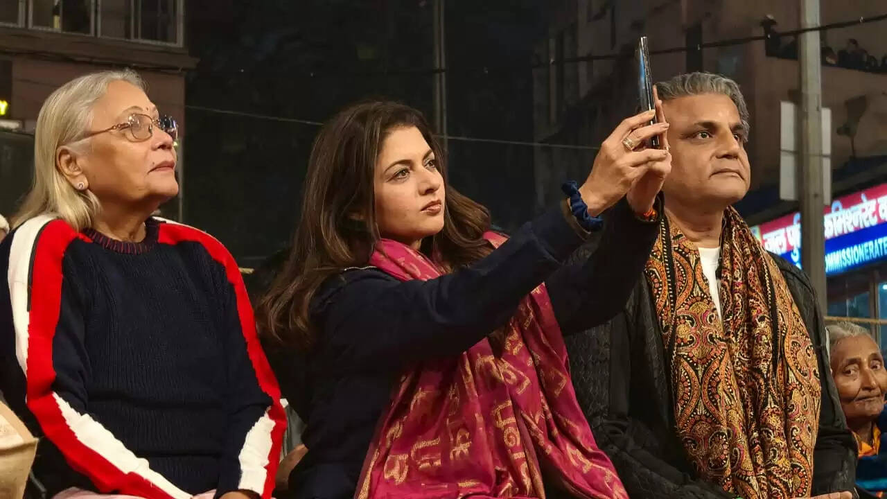 8-वाराणसी के मलदहिया स्थित शिर्डी साईं बाबा मंदिर का 14वां स्थापना दिवस श्रद्धा और भक्ति के साथ मनाया गया। इस अवसर पर भव्य पालकी शोभायात्रा निकाली गई, जिसमें बड़ी संख्या में श्रद्धालु शामिल हुए। मंदिर परिसर को आकर्षक सजावट से सजाया गया और पूरे दिन बाबा के दर्शन के लिए भीड़ उमड़ी। कार्यक्रम का समापन आरती और खिचड़ी प्रसाद वितरण के साथ हुआ।