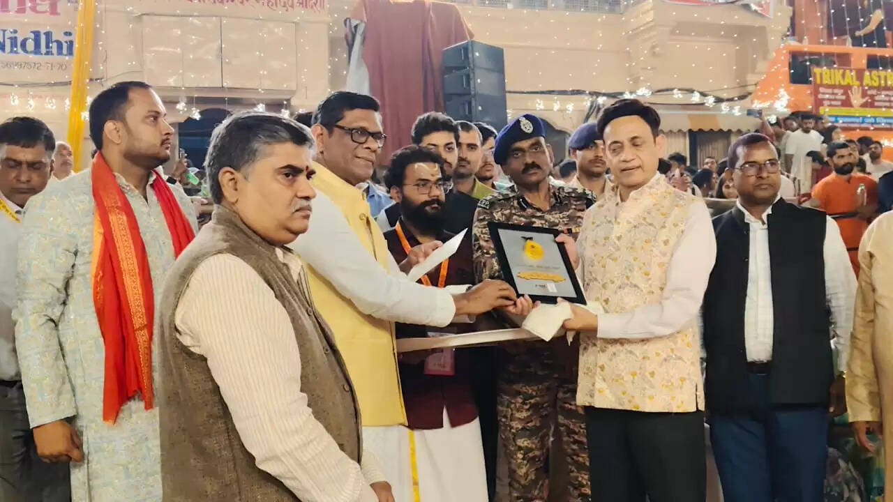 ऑपरेशन सिंदूर को समर्पित रही मां गंगा की महाआरती, 51 हजार दीपों की आभा से जगमगाया दशाश्वमेध घाट, आध्यात्म और राष्ट्रभक्ति का दिखा संगम